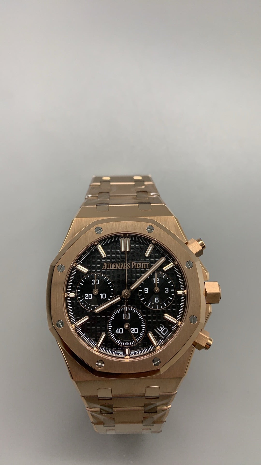 Audemars Piguet Royal Oak 26240 | 41MM | ตัวเรือนสแตนเลสสตีลเคลือบสีโรสโกลด์แบบ PVD | หน้าปัดสีดำ | จับเวลา Chronograph | กลไกอัตโนมัติ Cal.4401