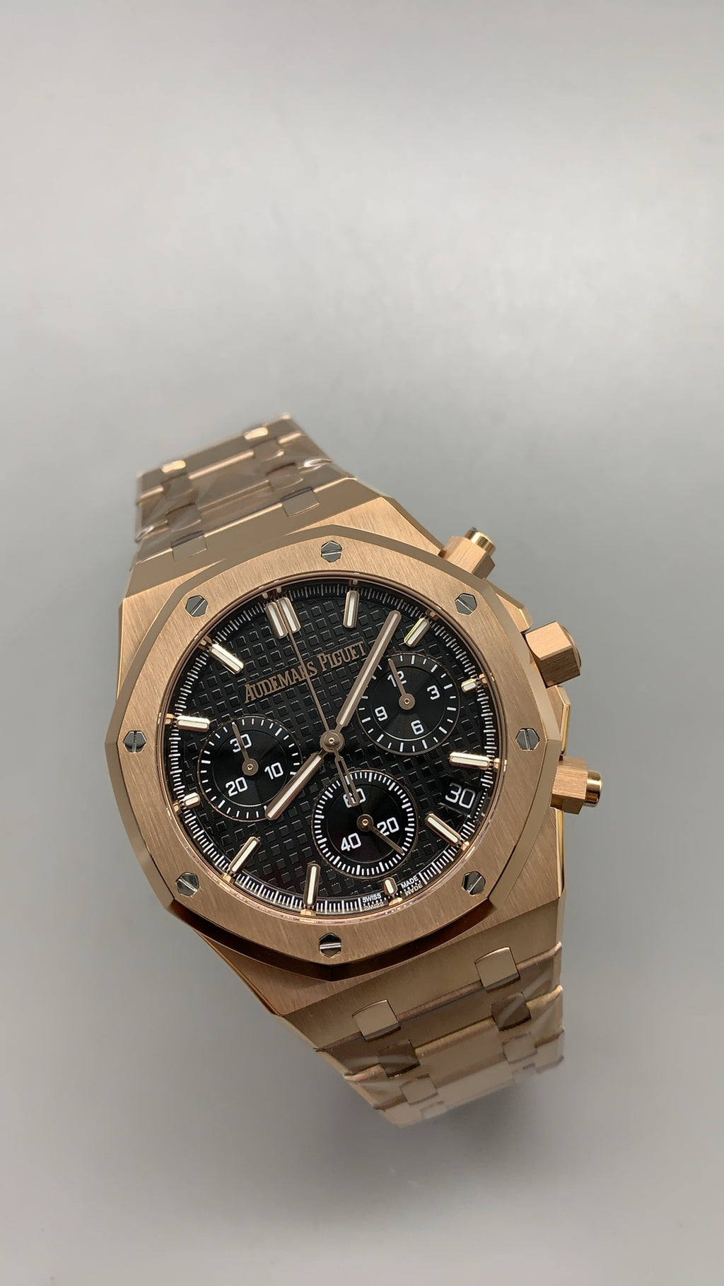 Audemars Piguet Royal Oak 26240 | 41MM | ตัวเรือนสแตนเลสสตีลเคลือบสีโรสโกลด์แบบ PVD | หน้าปัดสีดำ | จับเวลา Chronograph | กลไกอัตโนมัติ Cal.4401