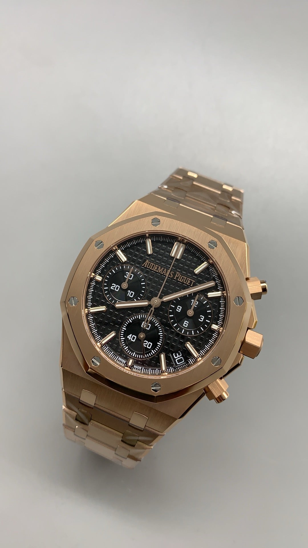 Audemars Piguet Royal Oak 26240 | 41MM | ตัวเรือนสแตนเลสสตีลเคลือบสีโรสโกลด์แบบ PVD | หน้าปัดสีดำ | จับเวลา Chronograph | กลไกอัตโนมัติ Cal.4401