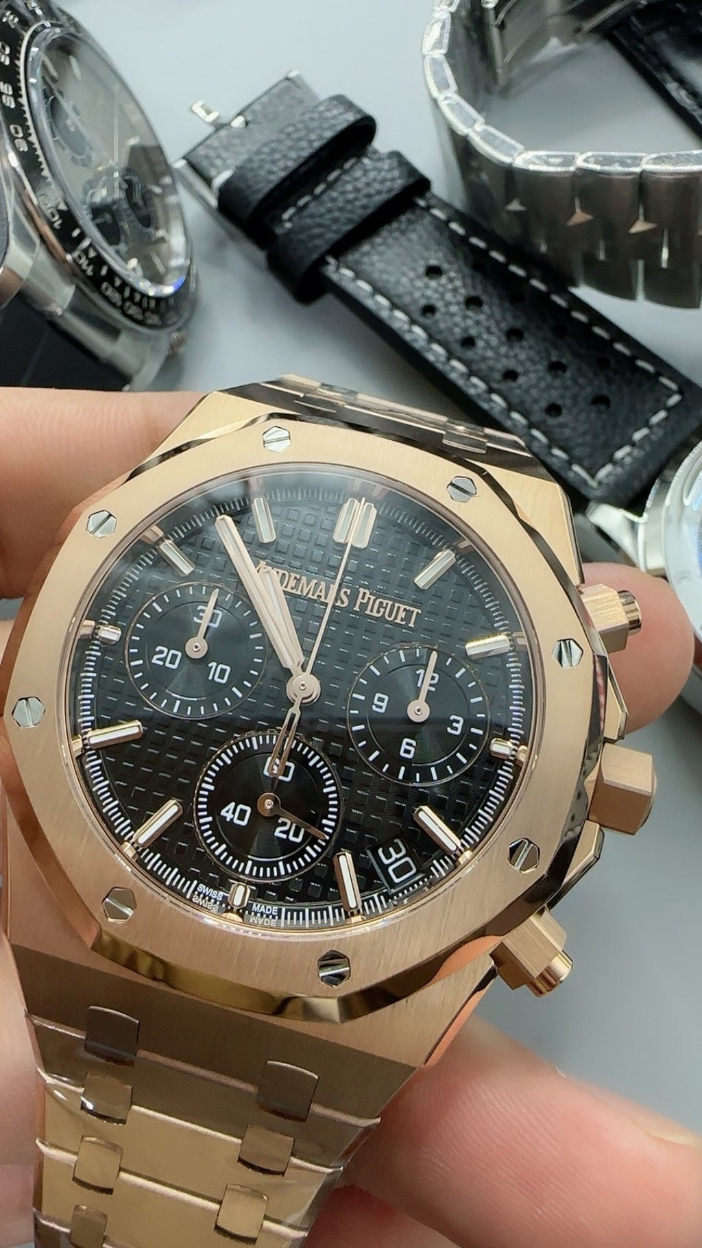 Audemars Piguet Royal Oak 26240 | 41MM | ตัวเรือนสแตนเลสสตีลเคลือบสีโรสโกลด์แบบ PVD | หน้าปัดสีดำ | จับเวลา Chronograph | กลไกอัตโนมัติ Cal.4401