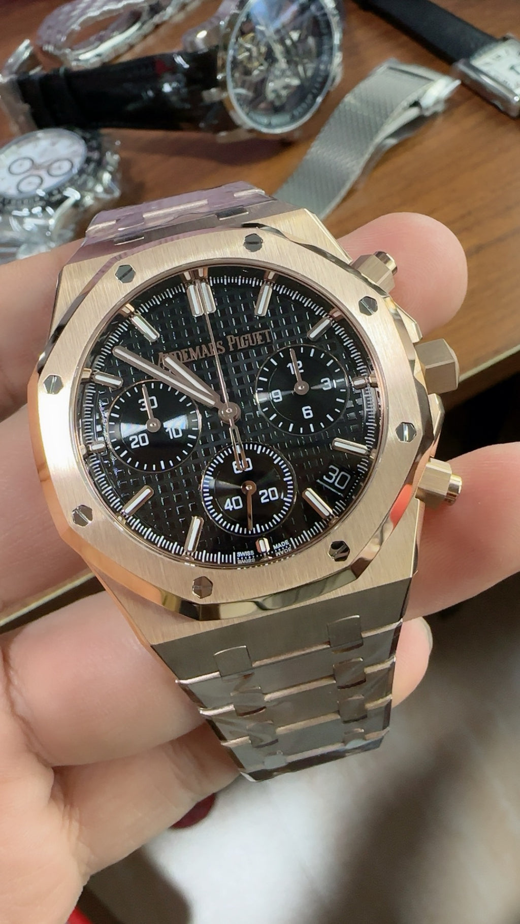 Audemars Piguet Royal Oak 26240 | 41MM | ตัวเรือนสแตนเลสสตีลเคลือบสีโรสโกลด์แบบ PVD | หน้าปัดสีดำ | จับเวลา Chronograph | กลไกอัตโนมัติ Cal.4401