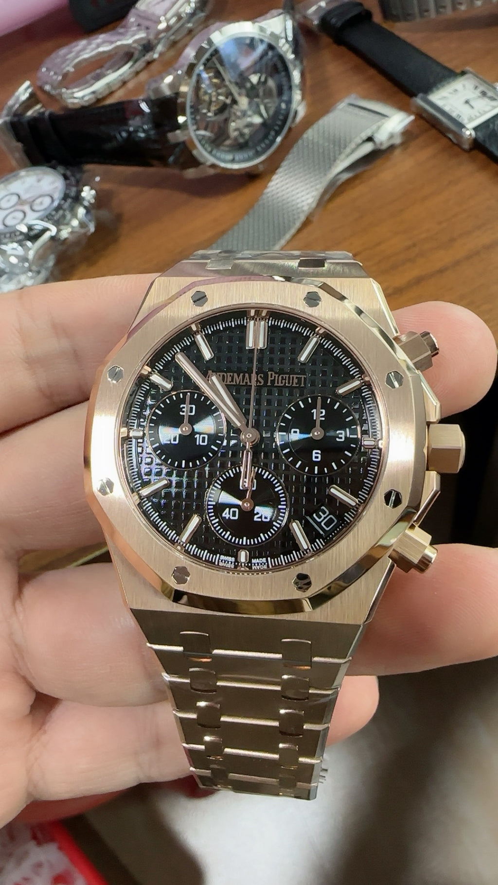 Audemars Piguet Royal Oak 26240 | 41MM | ตัวเรือนสแตนเลสสตีลเคลือบสีโรสโกลด์แบบ PVD | หน้าปัดสีดำ | จับเวลา Chronograph | กลไกอัตโนมัติ Cal.4401