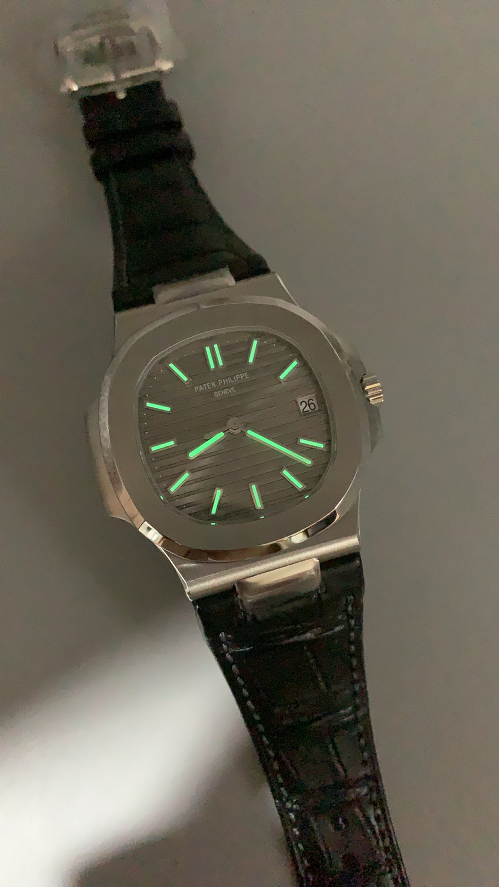 Patek Philippe Nautilus 5711 | 40MM | หน้าปัดสีเทาซันเรย์ | สายหนังจระเข้สีเทา | กลไกอัตโนมัติ Cal.324 S C