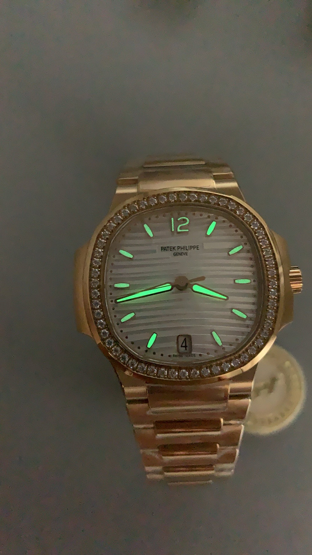 Patek Philippe Nautilus 7118 | 35.2MM | ตัวเรือนสแตนเลสเคลือบสีโรสโกลด์ PVD | ขอบประดับเพชร | หน้าปัดเปลือกหอยมุก | กลไกอัตโนมัติ Cal.324 S C