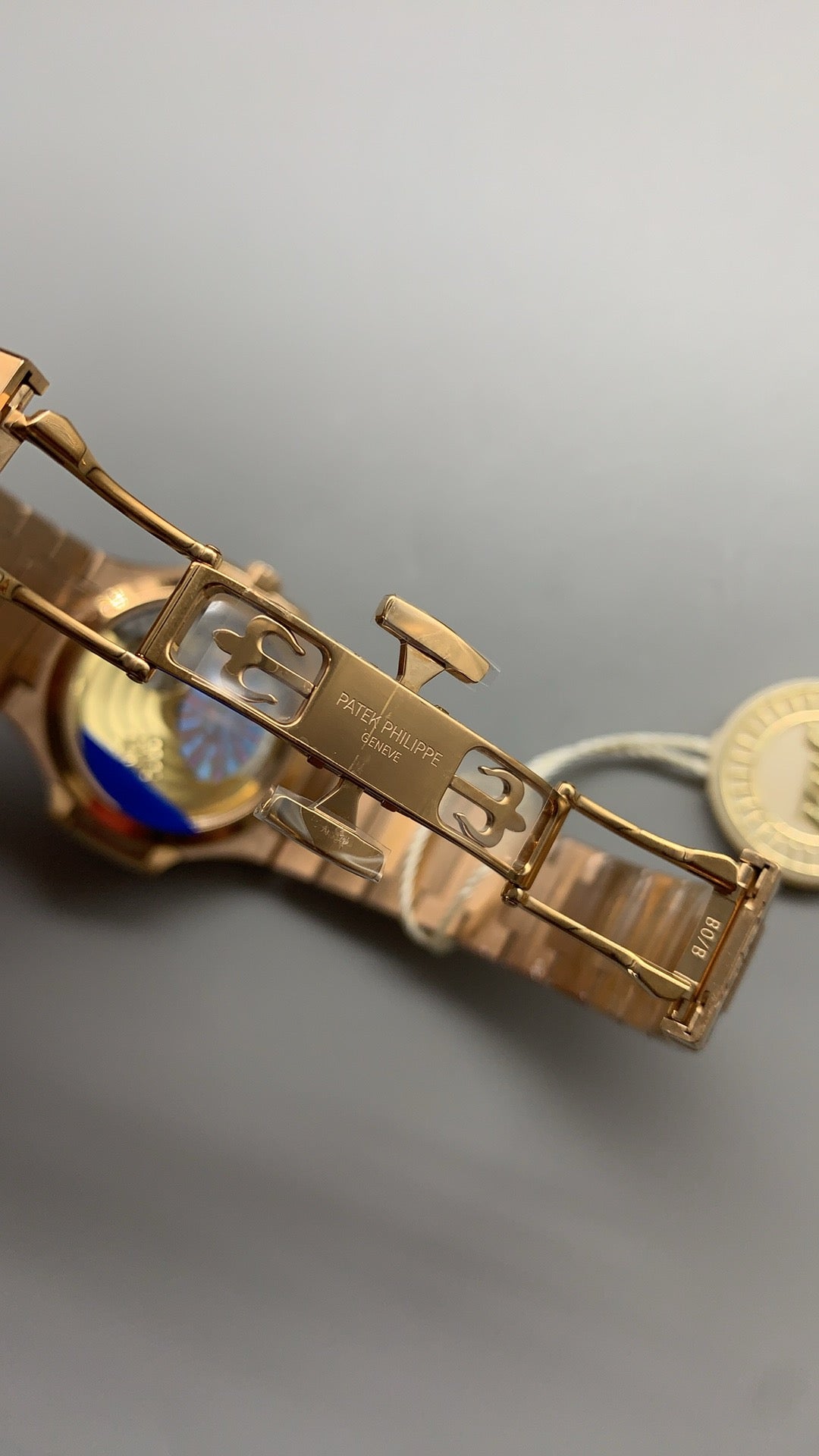 Patek Philippe Nautilus 7118 | 35.2MM | ตัวเรือนสแตนเลสเคลือบสีโรสโกลด์ PVD | ขอบประดับเพชร | หน้าปัดเปลือกหอยมุก | กลไกอัตโนมัติ Cal.324 S C