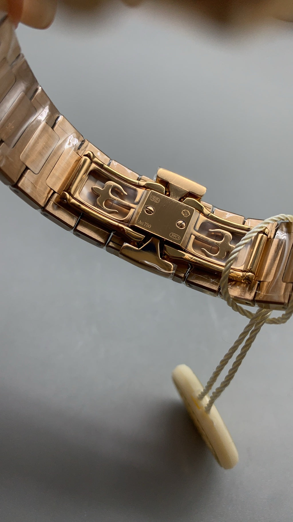 Patek Philippe Nautilus 7118 | 35.2MM | ตัวเรือนสแตนเลสเคลือบสีโรสโกลด์ PVD | ขอบประดับเพชร | หน้าปัดเปลือกหอยมุก | กลไกอัตโนมัติ Cal.324 S C