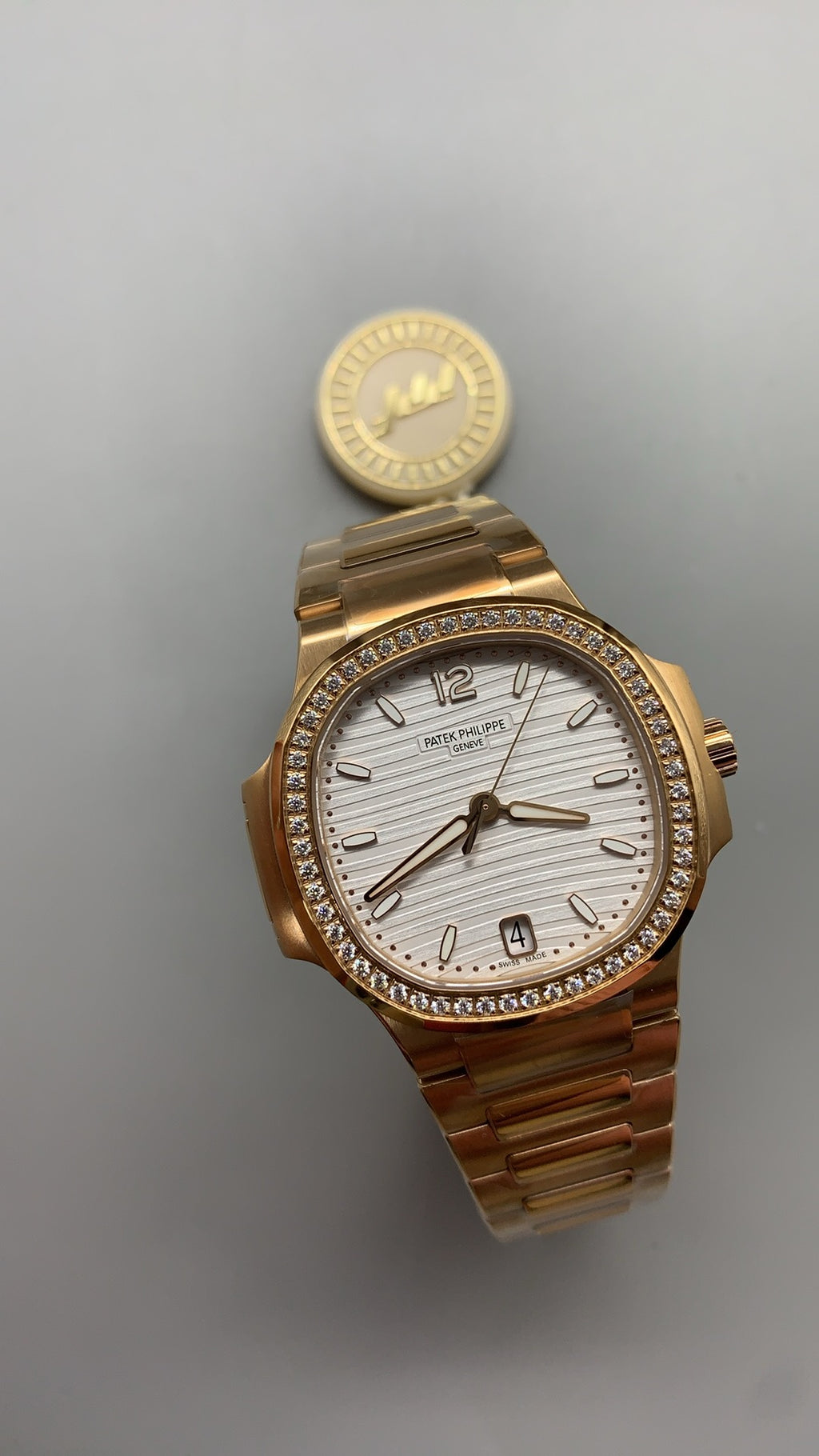 Patek Philippe Nautilus 7118 | 35.2MM | ตัวเรือนสแตนเลสเคลือบสีโรสโกลด์ PVD | ขอบประดับเพชร | หน้าปัดเปลือกหอยมุก | กลไกอัตโนมัติ Cal.324 S C