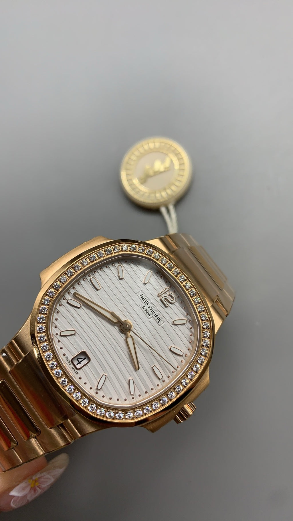 Patek Philippe Nautilus 7118 | 35.2MM | ตัวเรือนสแตนเลสเคลือบสีโรสโกลด์ PVD | ขอบประดับเพชร | หน้าปัดเปลือกหอยมุก | กลไกอัตโนมัติ Cal.324 S C