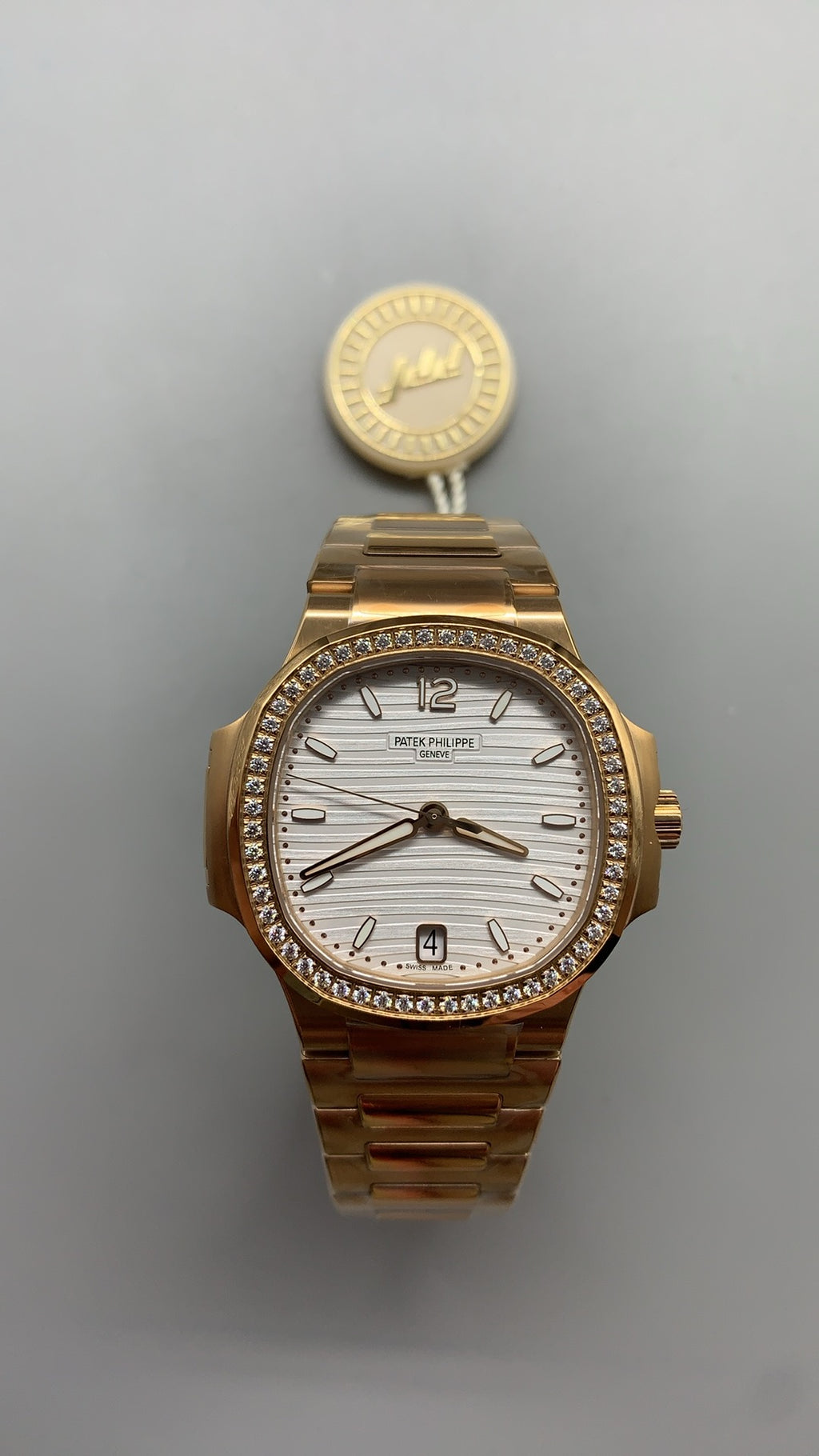 Patek Philippe Nautilus 7118 | 35.2MM | ตัวเรือนสแตนเลสเคลือบสีโรสโกลด์ PVD | ขอบประดับเพชร | หน้าปัดเปลือกหอยมุก | กลไกอัตโนมัติ Cal.324 S C