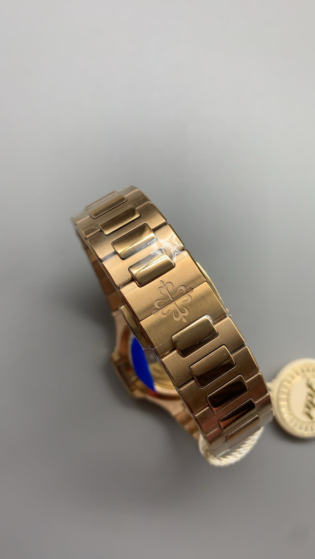 Patek Philippe Nautilus 7118 | 35.2MM | ตัวเรือนสแตนเลสเคลือบสีโรสโกลด์ PVD | ขอบประดับเพชร | หน้าปัดเปลือกหอยมุก | กลไกอัตโนมัติ Cal.324 S C