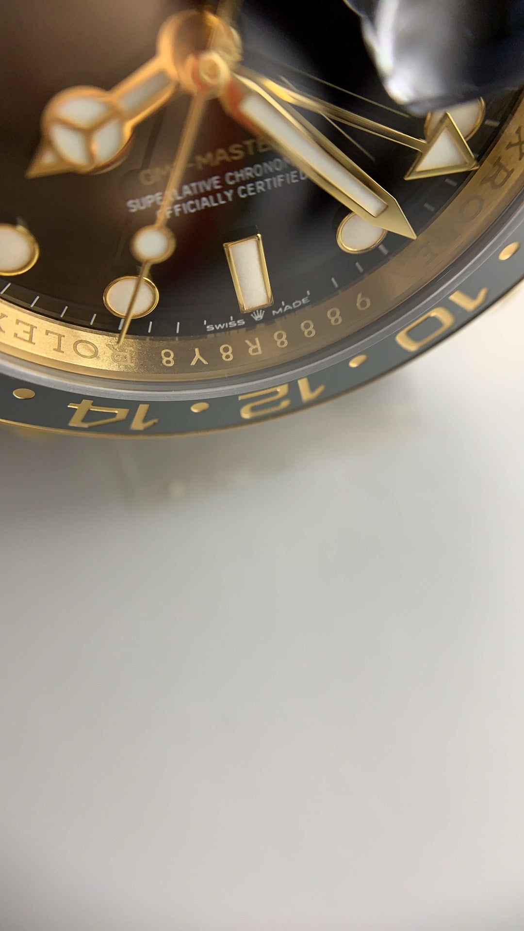 Rolex GMT-Master II 40MM | ขอบเซรามิกสีดำ-เทา (ขอบไข่เยี่ยวม้า) | ตัวเรือนสแตนเลสเคลือบสีทอง PVD | กลไกอัตโนมัติ Cal.3285