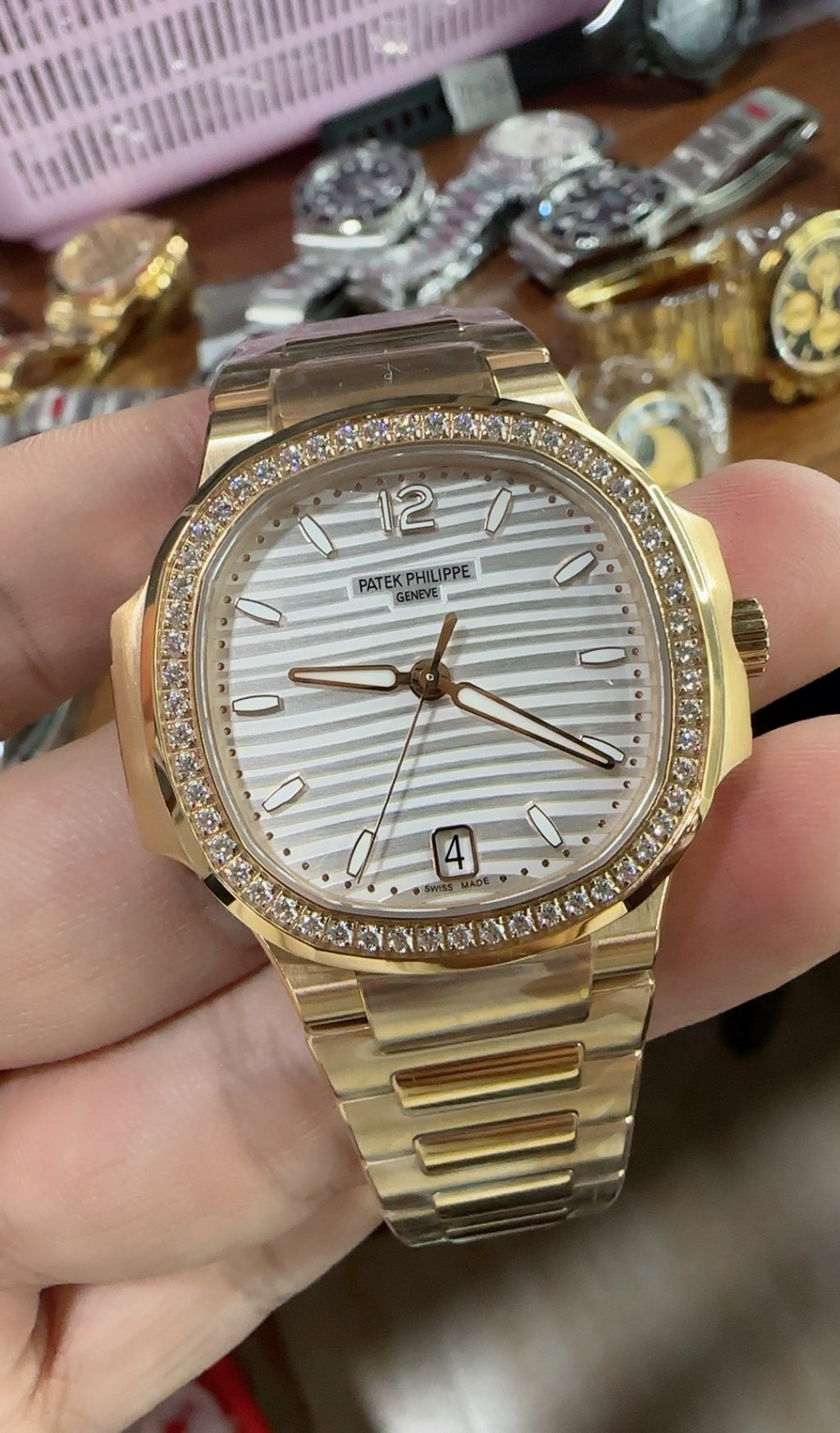 Patek Philippe Nautilus 7118 | 35.2MM | ตัวเรือนสแตนเลสเคลือบสีโรสโกลด์ PVD | ขอบประดับเพชร | หน้าปัดเปลือกหอยมุก | กลไกอัตโนมัติ Cal.324 S C