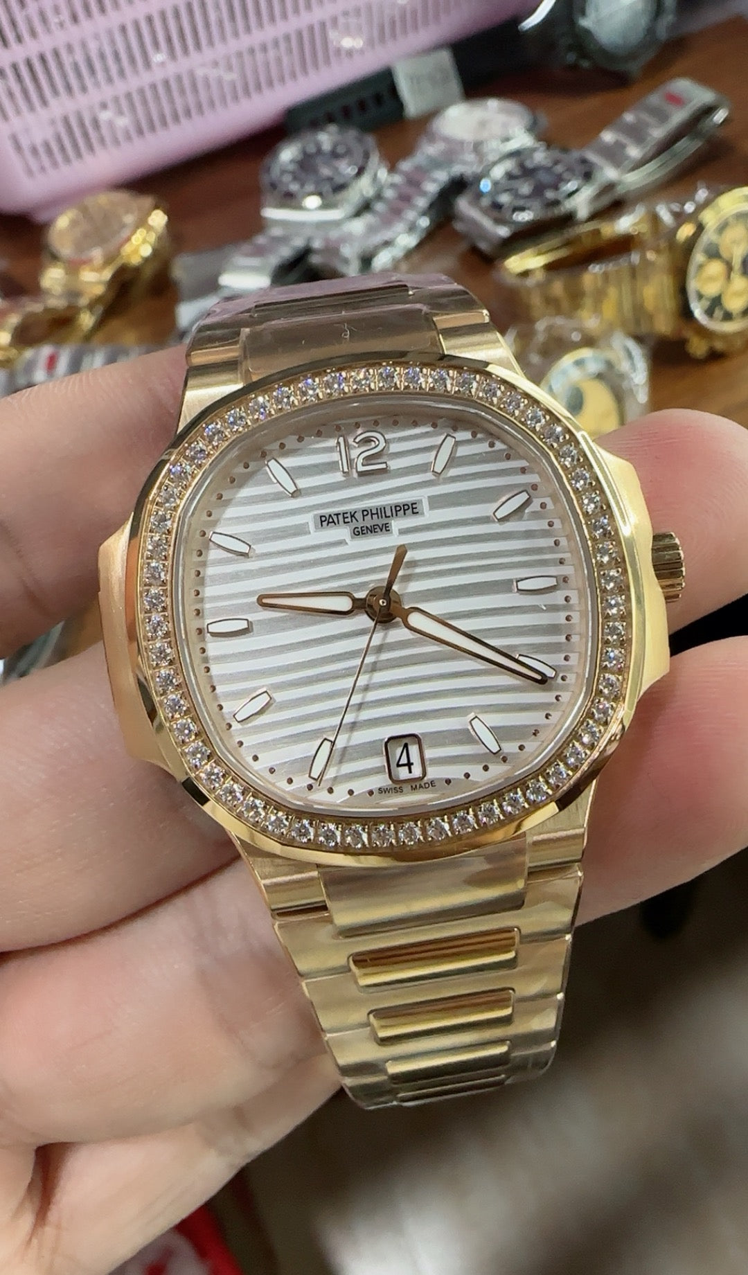 Patek Philippe Nautilus 7118 | 35.2MM | ตัวเรือนสแตนเลสเคลือบสีโรสโกลด์ PVD | ขอบประดับเพชร | หน้าปัดเปลือกหอยมุก | กลไกอัตโนมัติ Cal.324 S C