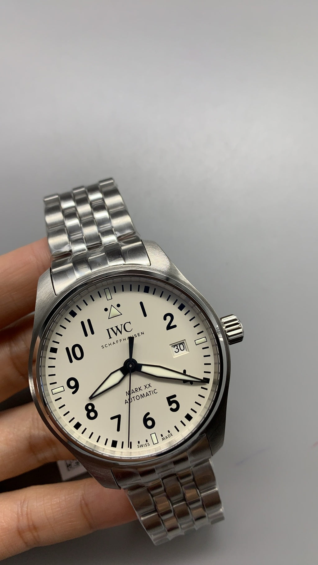 IWC Pilot’s Watch Mark XX | 40MM | ตัวเรือนสเตนเลสสตีล | หน้าปัดสีขาว | สายหนังวัว | กลไกอัตโนมัติ Cal.32111