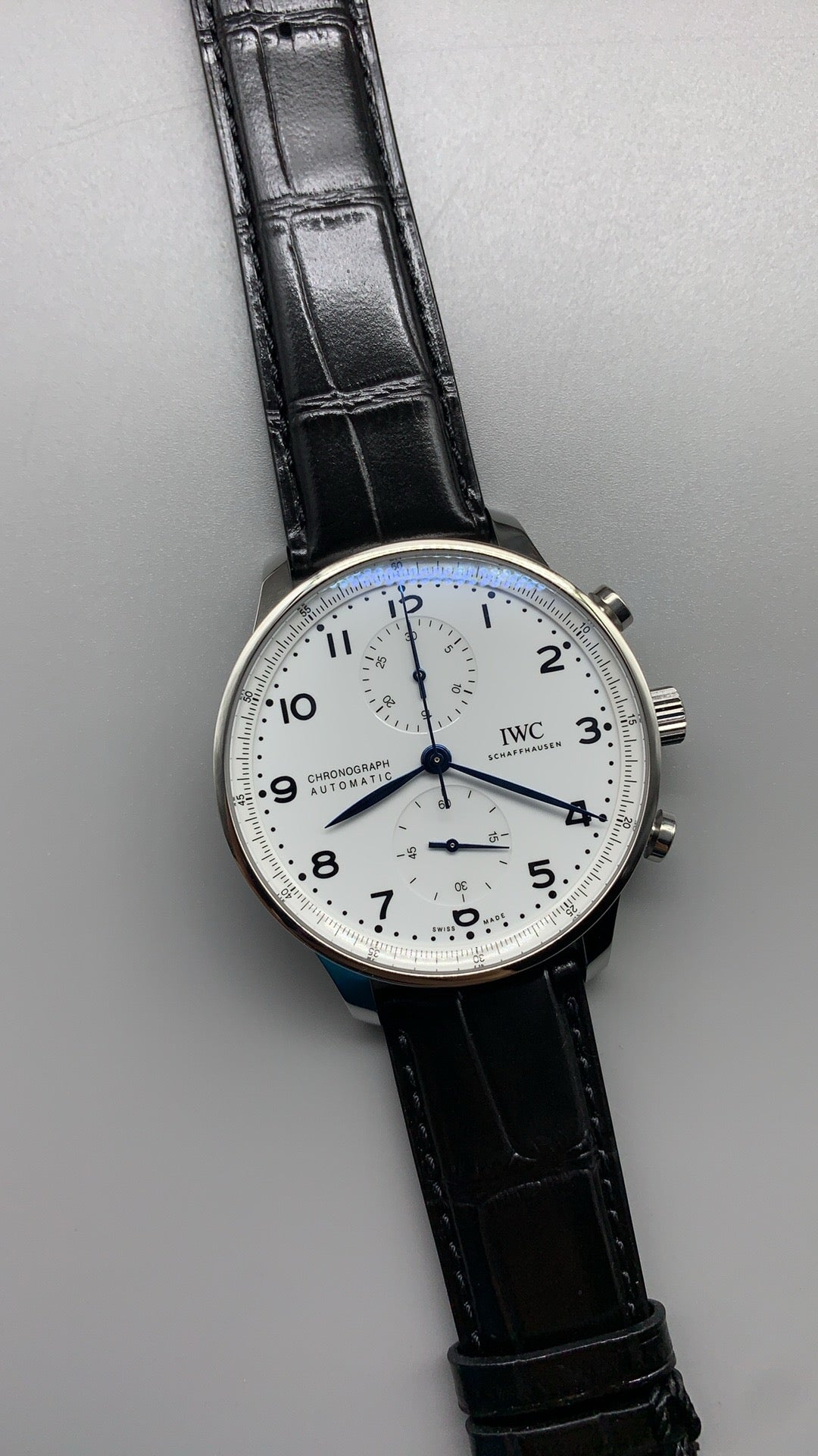 IWC Portugieser Chronograph IW371605 | 41MM | ตัวเรือนสเตนเลสสตีล | หน้าปัดสีขาว | เข็มสีน้ำเงิน | สายหนังจระเข้สีดำ | กลไกอัตโนมัติ Cal.69355