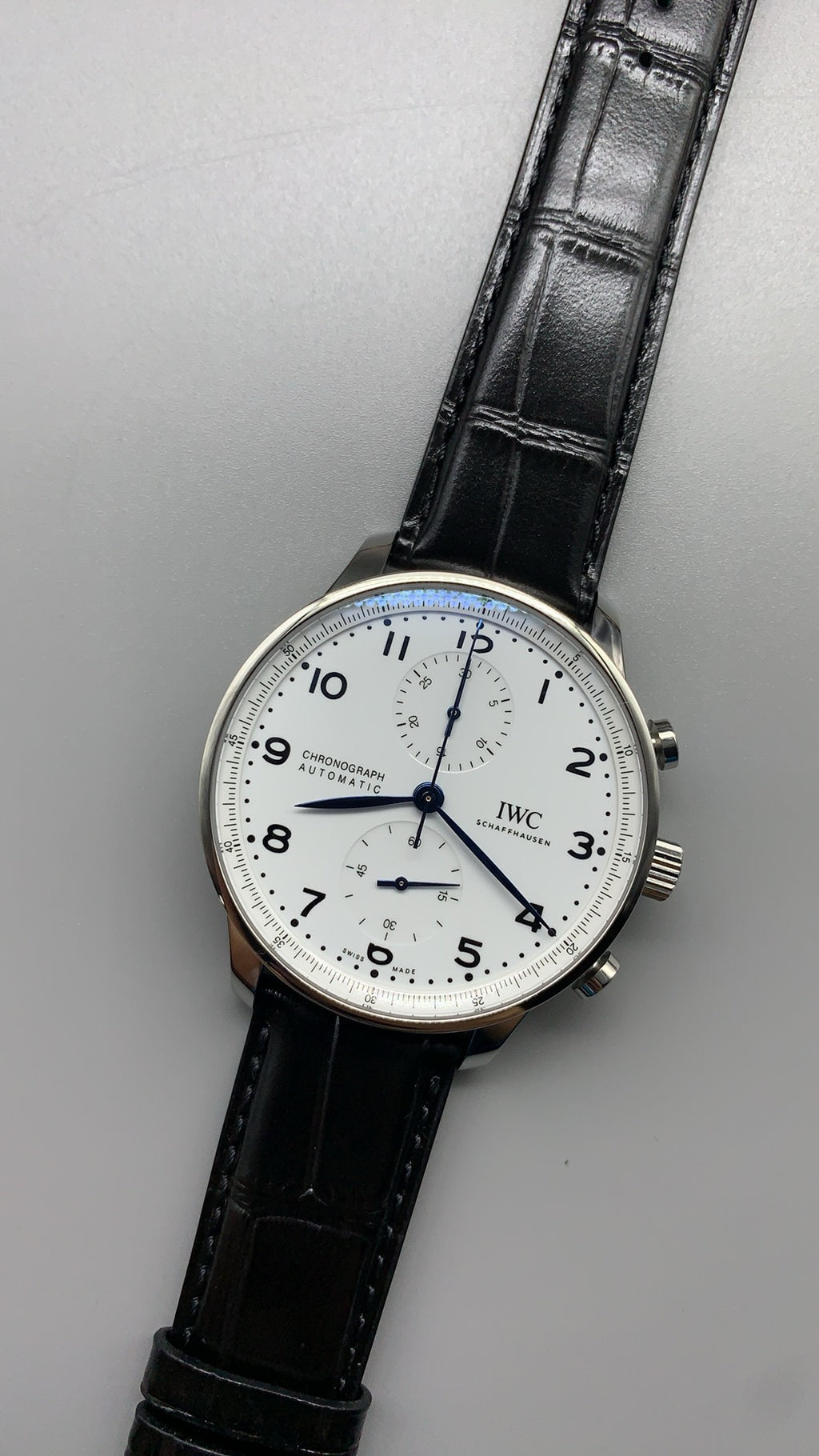 IWC Portugieser Chronograph IW371605 | 41MM | ตัวเรือนสเตนเลสสตีล | หน้าปัดสีขาว | เข็มสีน้ำเงิน | สายหนังจระเข้สีดำ | กลไกอัตโนมัติ Cal.69355
