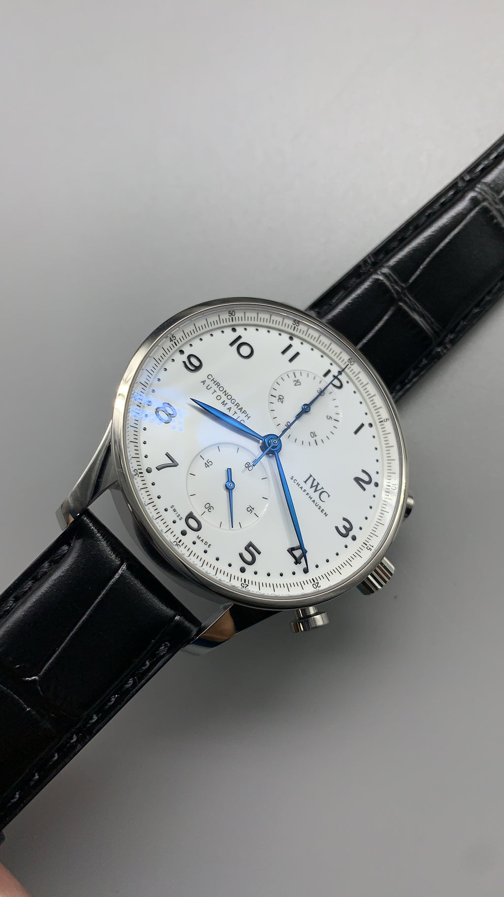 IWC Portugieser Chronograph IW371605 | 41MM | ตัวเรือนสเตนเลสสตีล | หน้าปัดสีขาว | เข็มสีน้ำเงิน | สายหนังจระเข้สีดำ | กลไกอัตโนมัติ Cal.69355