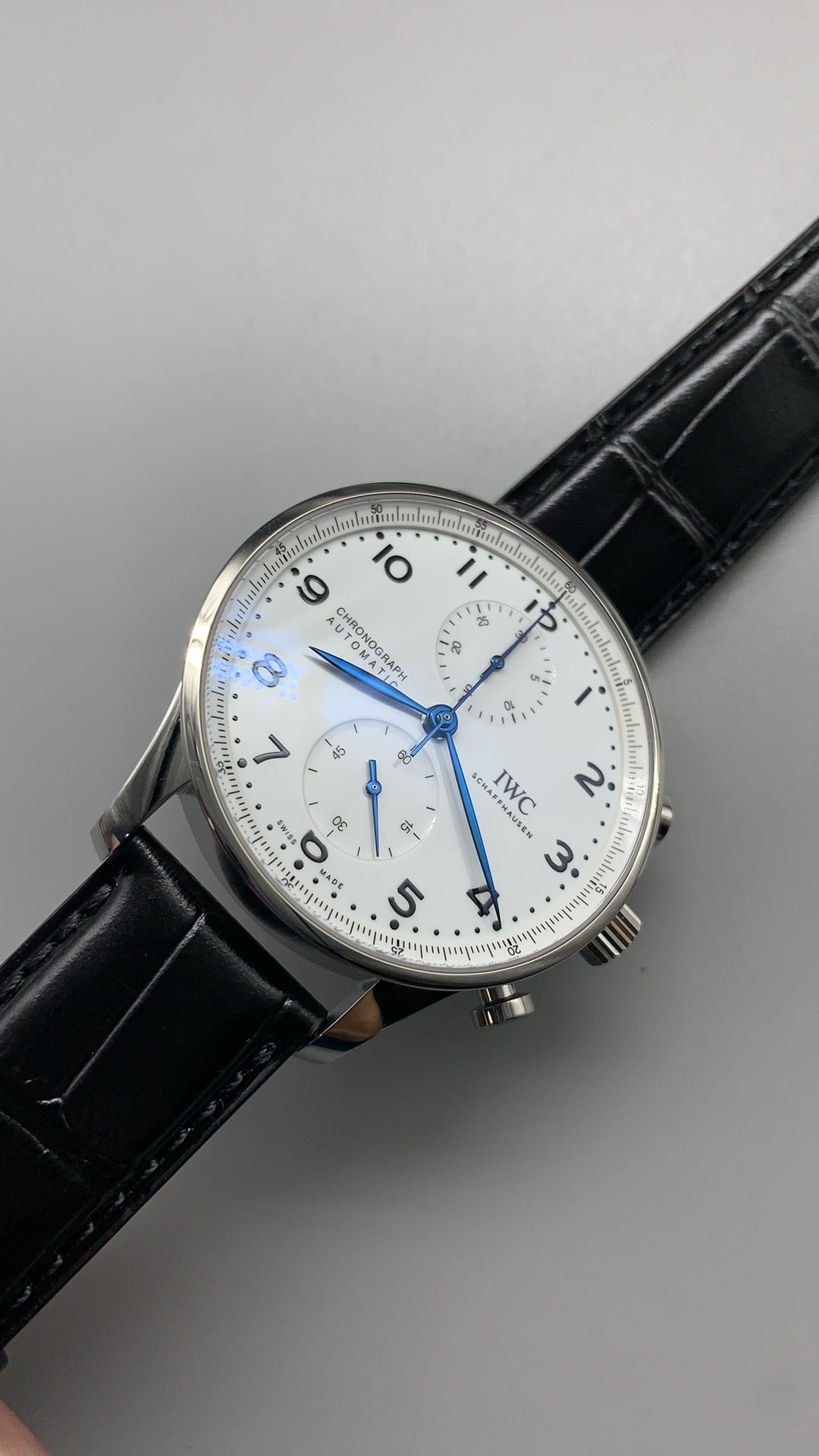 IWC Portugieser Chronograph IW371605 | 41MM | ตัวเรือนสเตนเลสสตีล | หน้าปัดสีขาว | เข็มสีน้ำเงิน | สายหนังจระเข้สีดำ | กลไกอัตโนมัติ Cal.69355