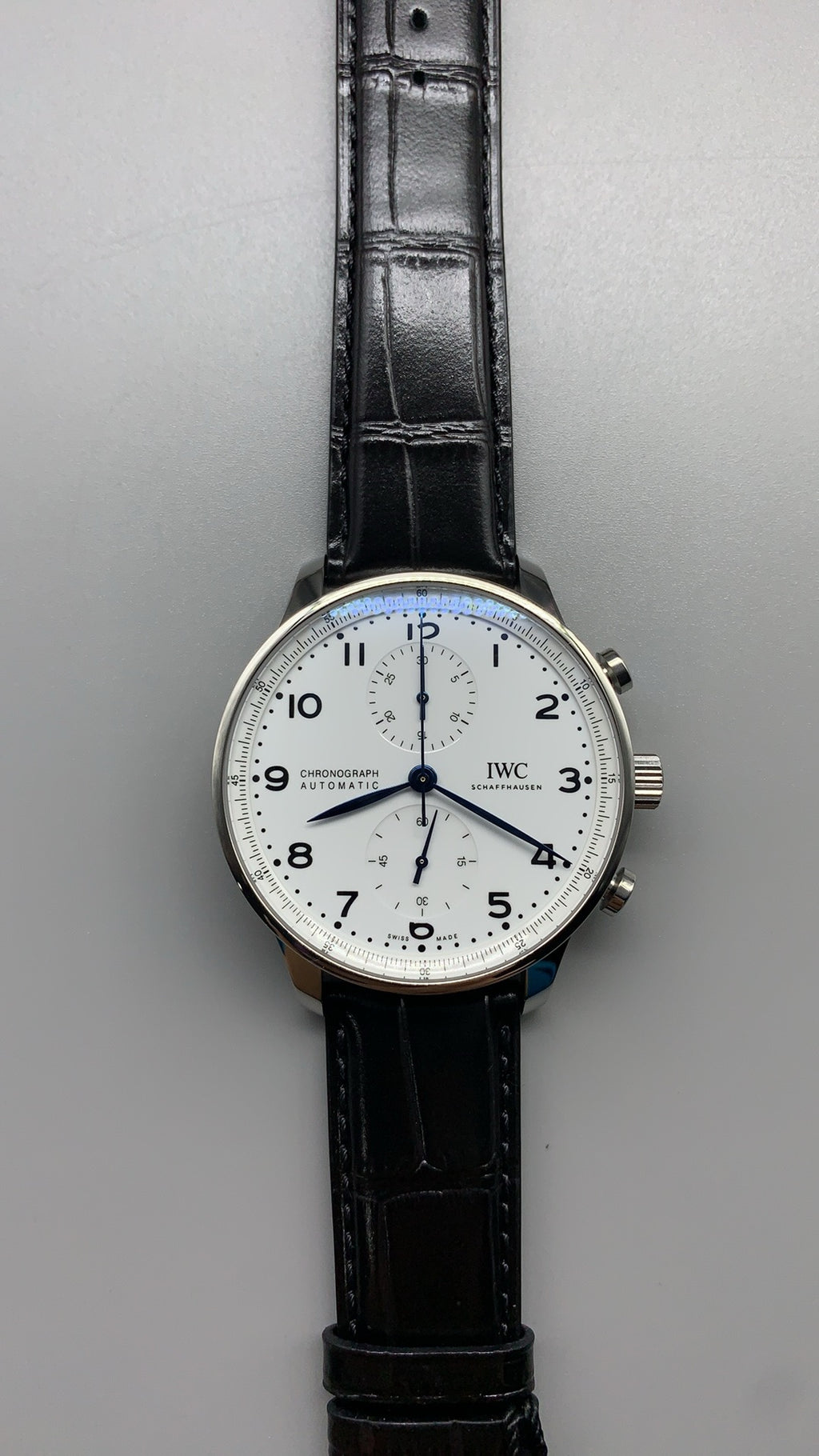 IWC Portugieser Chronograph IW371605 | 41MM | ตัวเรือนสเตนเลสสตีล | หน้าปัดสีขาว | เข็มสีน้ำเงิน | สายหนังจระเข้สีดำ | กลไกอัตโนมัติ Cal.69355