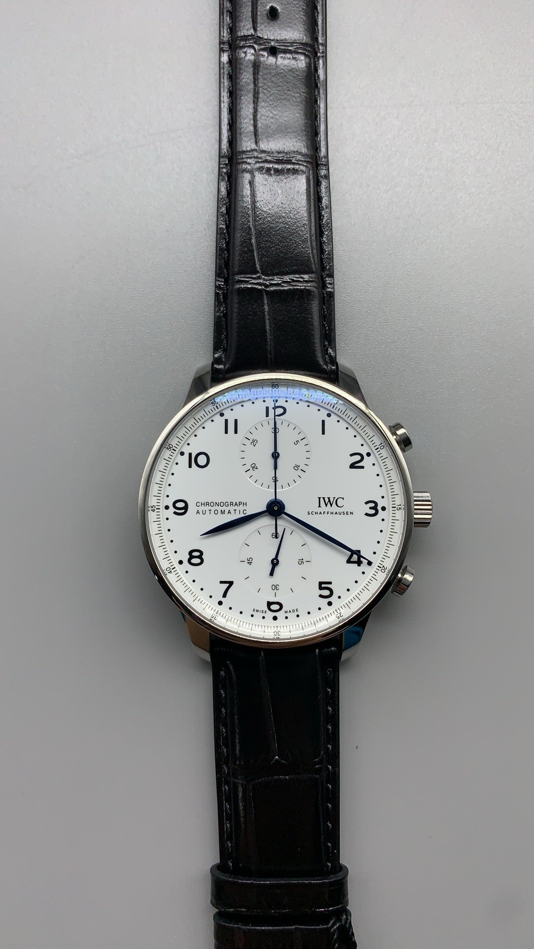 IWC Portugieser Chronograph IW371605 | 41MM | ตัวเรือนสเตนเลสสตีล | หน้าปัดสีขาว | เข็มสีน้ำเงิน | สายหนังจระเข้สีดำ | กลไกอัตโนมัติ Cal.69355