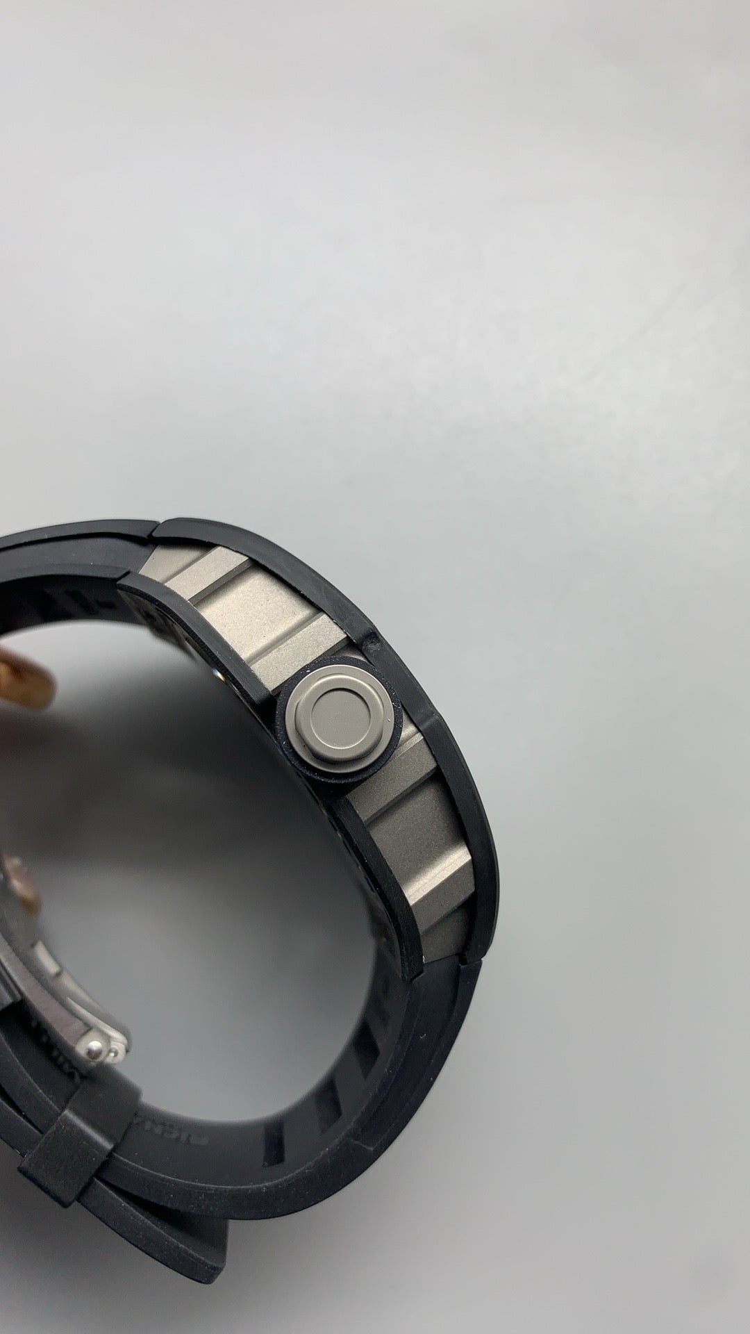 Richard Mille RM055 | 42MM | ตัวเรือนคาร์บอนไฟเบอร์ NTPT + โครงไทเทเนียม | หน้าปัดสเกเลตัน | กลไกไขลานมือ RMUL2