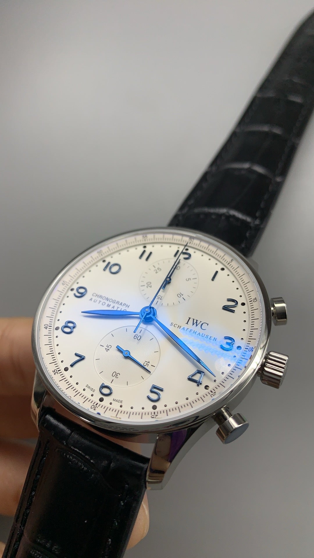 IWC Portugieser Chronograph IW371605 | 41MM | ตัวเรือนสเตนเลสสตีล | หน้าปัดสีขาว | เข็มสีน้ำเงิน | สายหนังจระเข้สีดำ | กลไกอัตโนมัติ Cal.69355