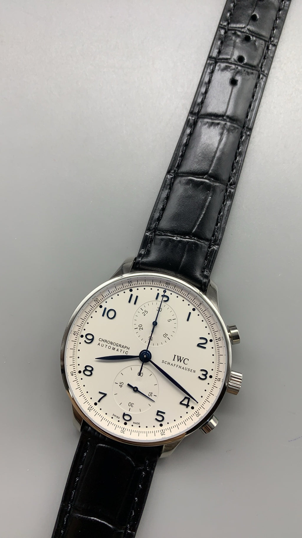 IWC Portugieser Chronograph IW371605 | 41MM | ตัวเรือนสเตนเลสสตีล | หน้าปัดสีขาว | เข็มสีน้ำเงิน | สายหนังจระเข้สีดำ | กลไกอัตโนมัติ Cal.69355
