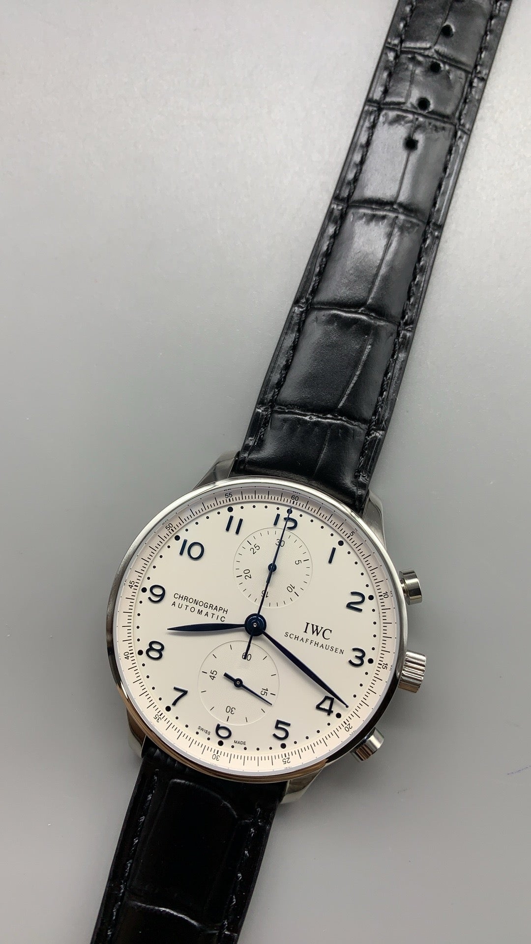IWC Portugieser Chronograph IW371605 | 41MM | ตัวเรือนสเตนเลสสตีล | หน้าปัดสีขาว | เข็มสีน้ำเงิน | สายหนังจระเข้สีดำ | กลไกอัตโนมัติ Cal.69355