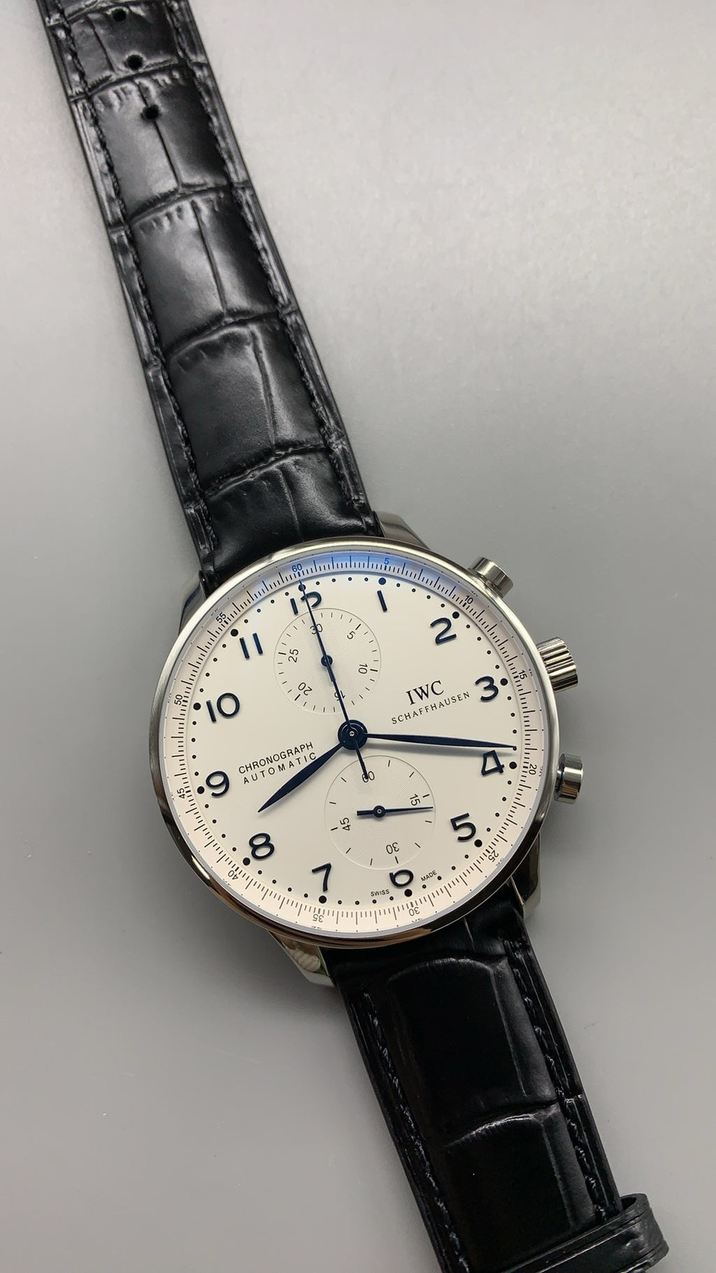 IWC Portugieser Chronograph IW371605 | 41MM | ตัวเรือนสเตนเลสสตีล | หน้าปัดสีขาว | เข็มสีน้ำเงิน | สายหนังจระเข้สีดำ | กลไกอัตโนมัติ Cal.69355