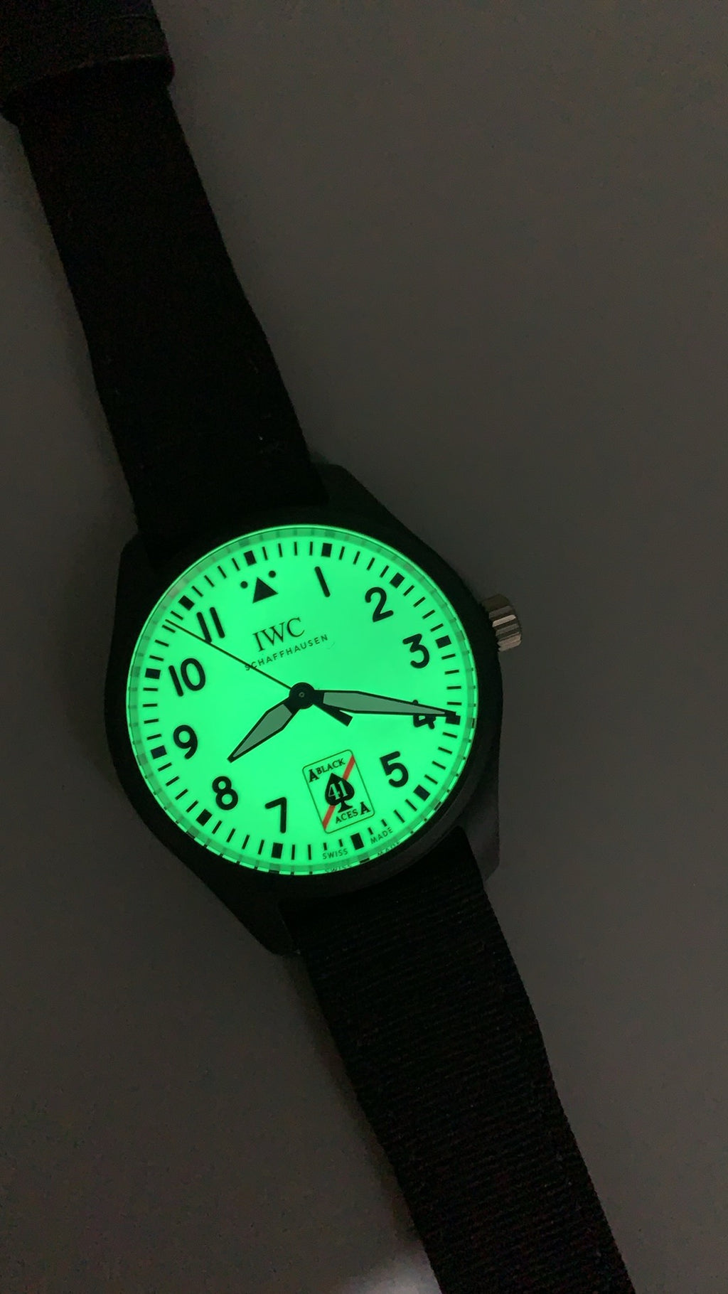 IWC Pilot's Watch Automatic Black Aces | 41MM | ตัวเรือนเซรามิกสีดำ | หน้าปัดสีขาวพิมพ์โลโก้ Black Aces | สายผ้า NATO สีดำ | กลไกอัตโนมัติ Cal.32100