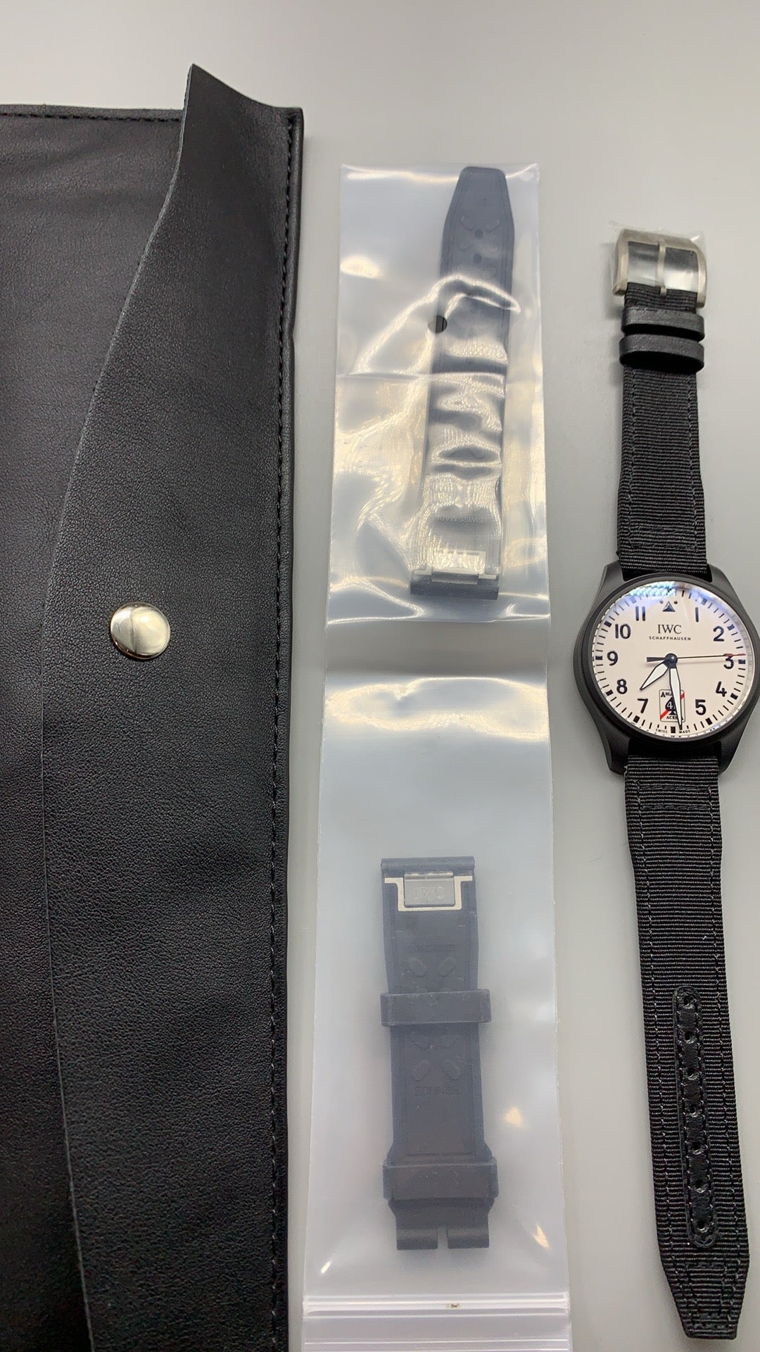 IWC Pilot's Watch Automatic Black Aces | 41MM | ตัวเรือนเซรามิกสีดำ | หน้าปัดสีขาวพิมพ์โลโก้ Black Aces | สายผ้า NATO สีดำ | กลไกอัตโนมัติ Cal.32100