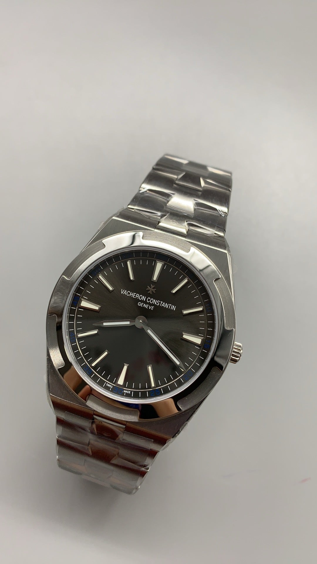 Vacheron Constantin Overseas Ultra-Thin 2000V | 40MM | ตัวเรือนสแตนเลสสตีล | ตัวเรือนบางพิเศษ | หน้าปัดสีน้ำเงิน | สายเหล็กสแตนเลส | กลไกอัตโนมัติ Cal.1120