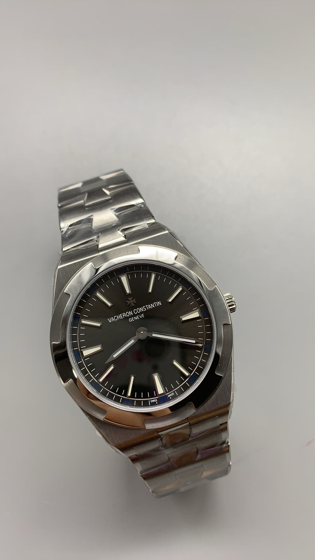 Vacheron Constantin Overseas Ultra-Thin 2000V | 40MM | ตัวเรือนสแตนเลสสตีล | ตัวเรือนบางพิเศษ | หน้าปัดสีน้ำเงิน | สายเหล็กสแตนเลส | กลไกอัตโนมัติ Cal.1120