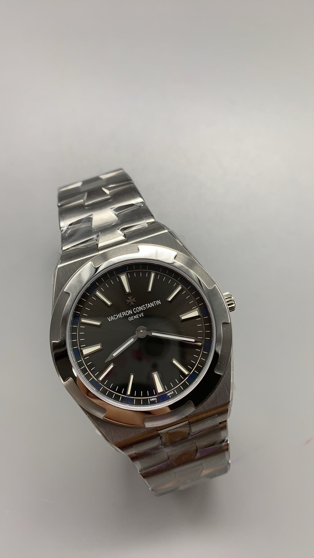 Vacheron Constantin Overseas Ultra-Thin 2000V | 40MM | ตัวเรือนสแตนเลสสตีล | ตัวเรือนบางพิเศษ | หน้าปัดสีน้ำเงิน | สายเหล็กสแตนเลส | กลไกอัตโนมัติ Cal.1120