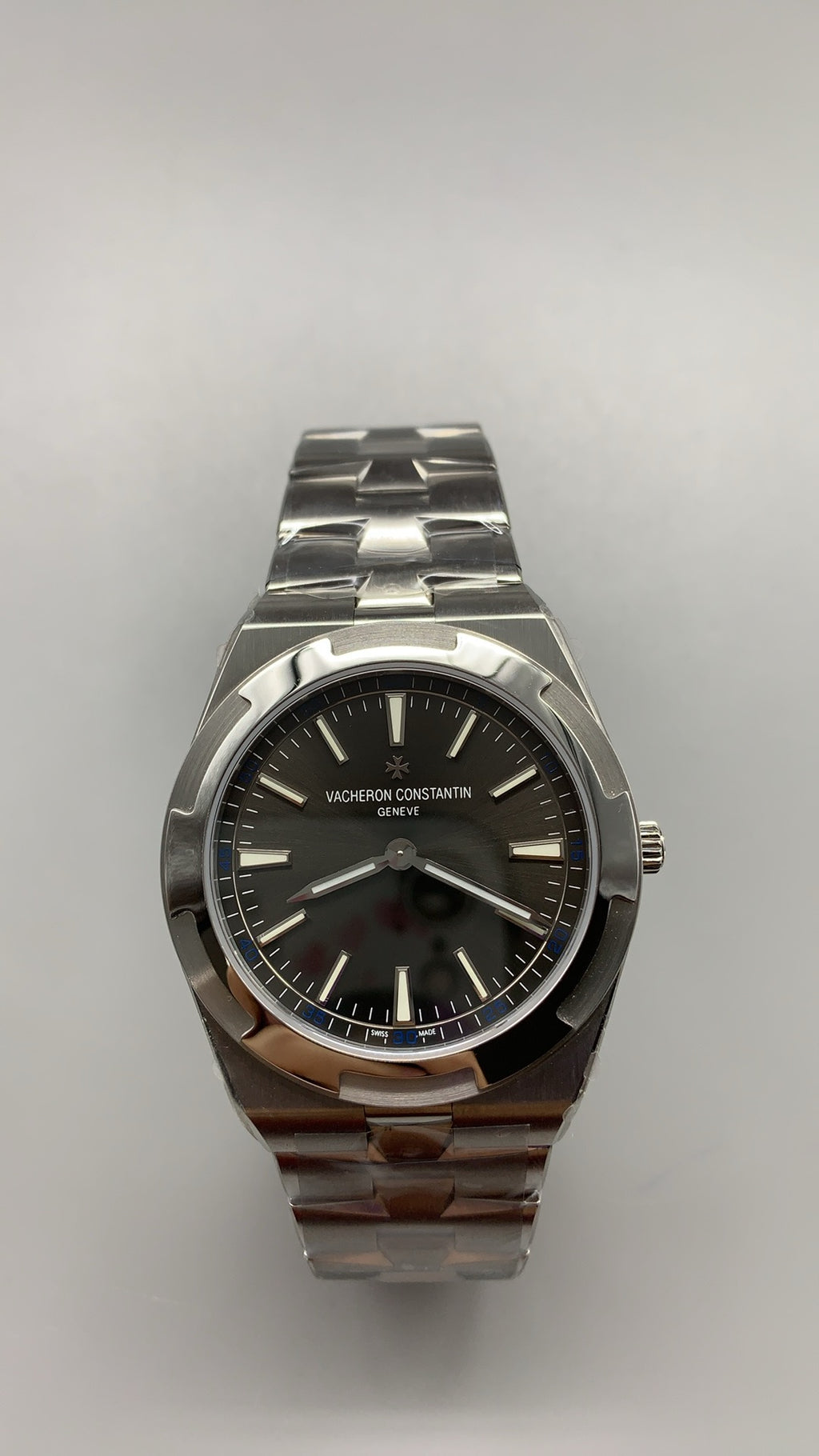 Vacheron Constantin Overseas Ultra-Thin 2000V | 40MM | ตัวเรือนสแตนเลสสตีล | ตัวเรือนบางพิเศษ | หน้าปัดสีน้ำเงิน | สายเหล็กสแตนเลส | กลไกอัตโนมัติ Cal.1120