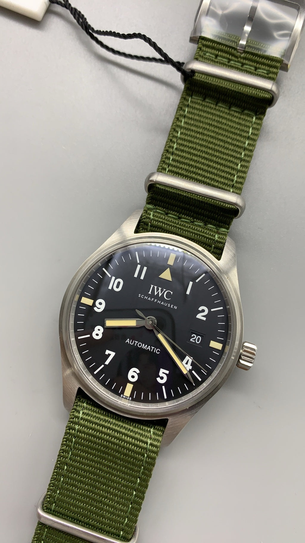 IWC Pilot's Watch Mark XX | 40MM | ตัวเรือนสเตนเลสสตีล | หน้าปัดสีดำ | สายผ้า NATO สีเขียว | กลไกอัตโนมัติ Cal.32111