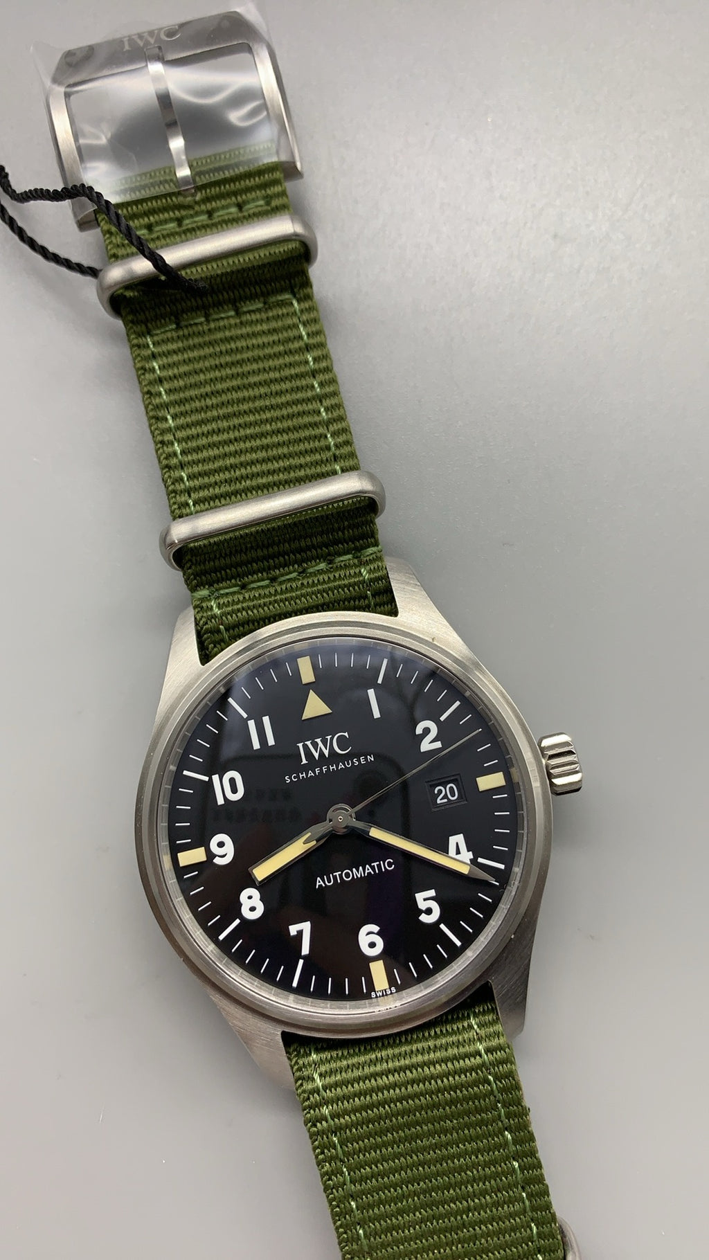 IWC Pilot's Watch Mark XX | 40MM | ตัวเรือนสเตนเลสสตีล | หน้าปัดสีดำ | สายผ้า NATO สีเขียว | กลไกอัตโนมัติ Cal.32111
