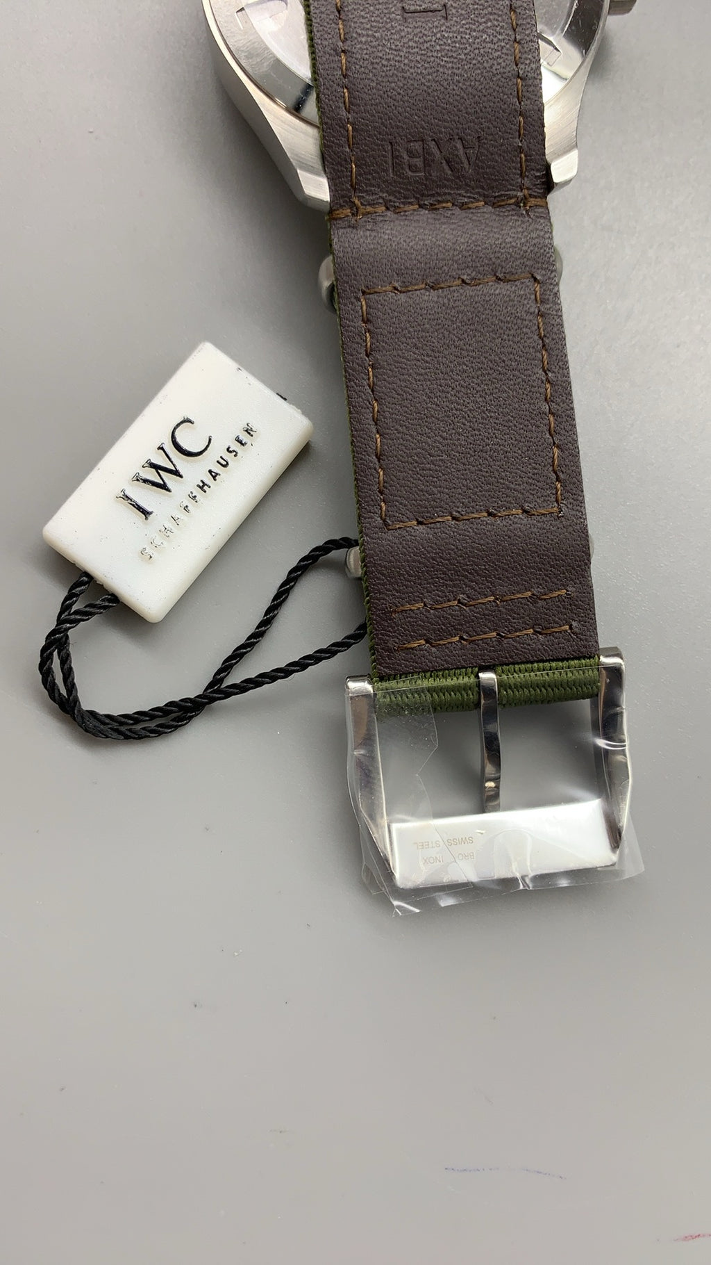 IWC Pilot's Watch Mark XX | 40MM | ตัวเรือนสเตนเลสสตีล | หน้าปัดสีดำ | สายผ้า NATO สีเขียว | กลไกอัตโนมัติ Cal.32111