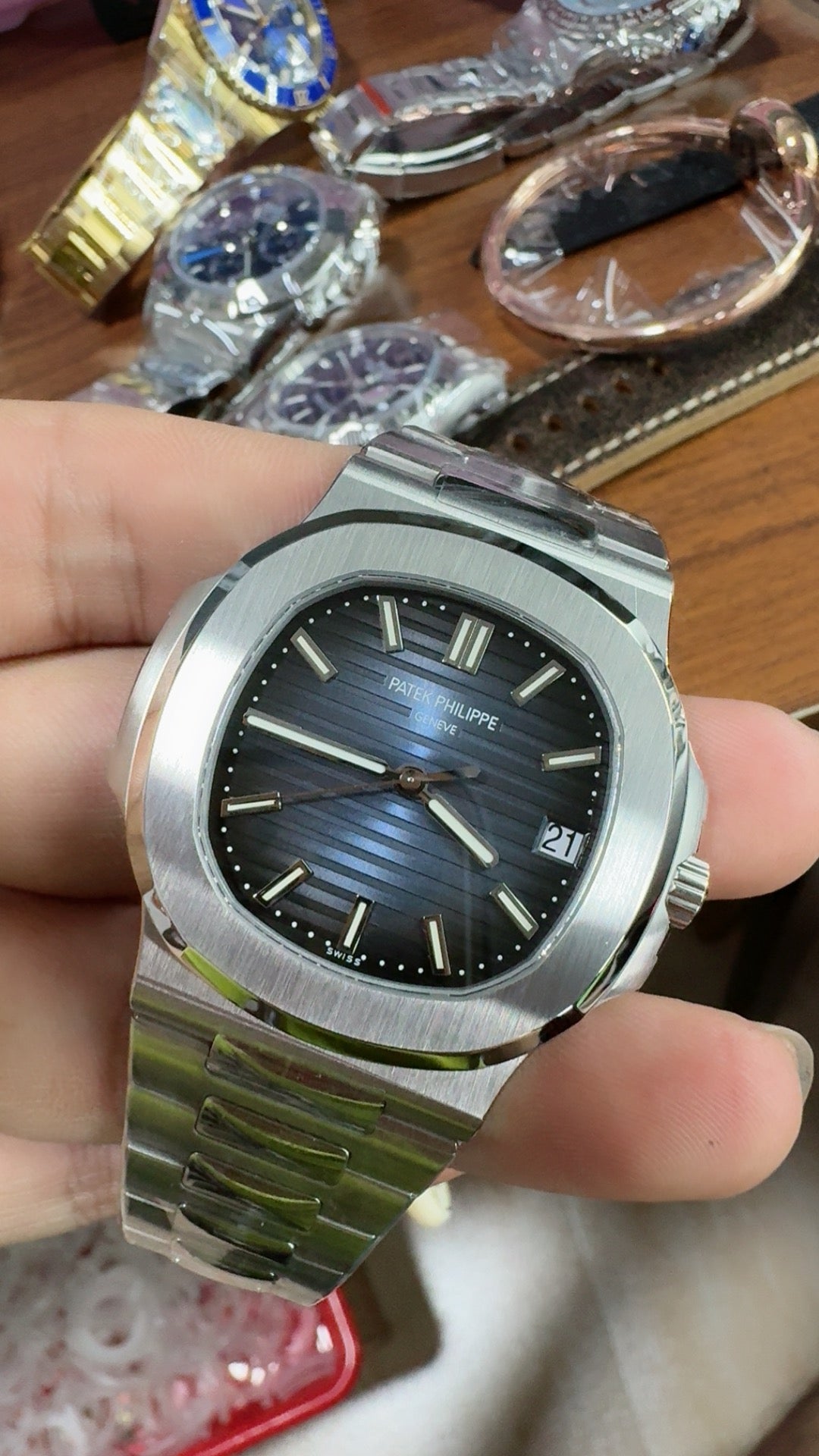 Patek Philippe Nautilus 5711 | 40MM | หน้าปัดสีน้ำเงินลายริ้ว | ตัวเรือนสแตนเลสสตีล | กลไกอัตโนมัติ Cal.324 S C