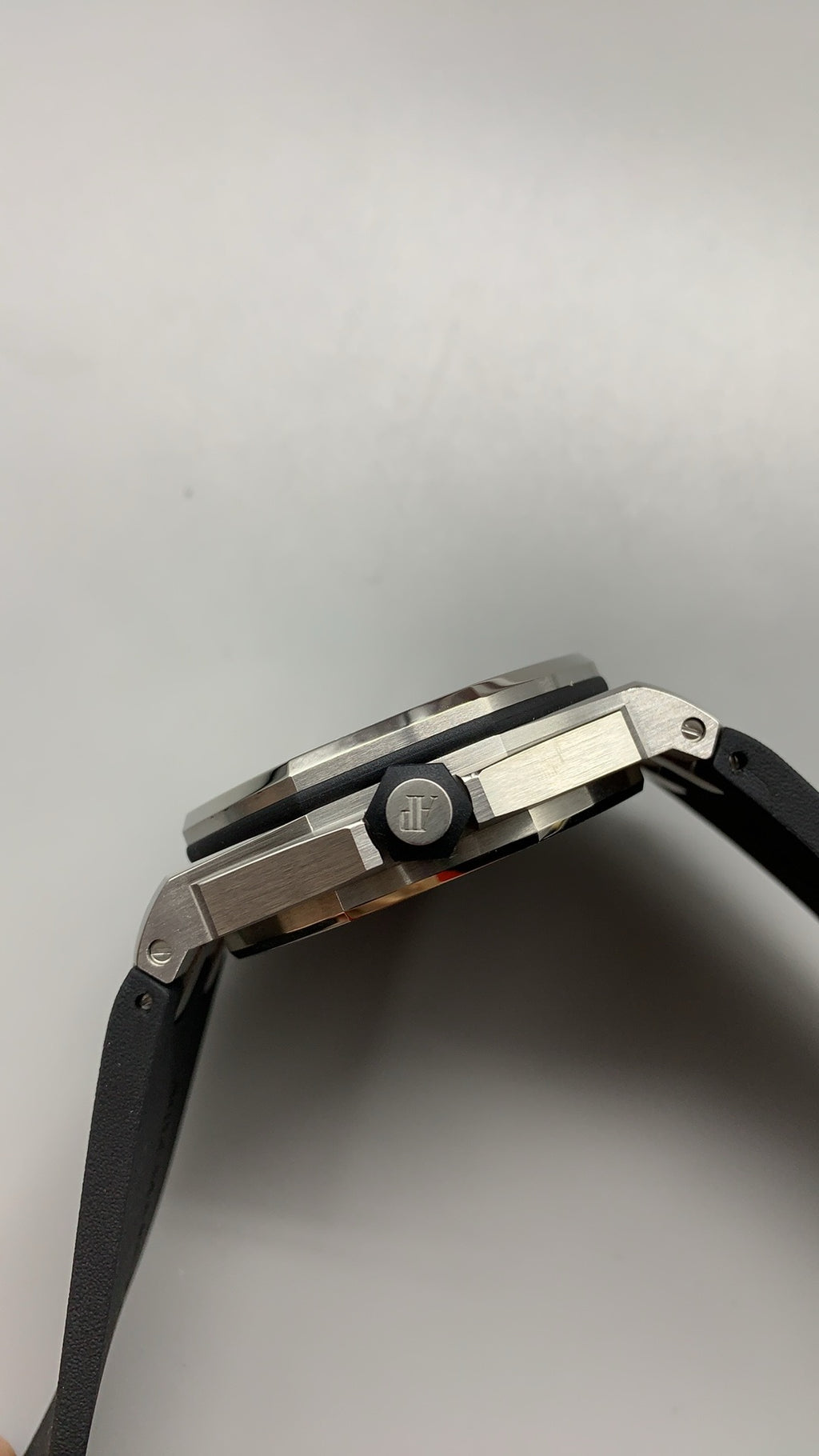 Audemars Piguet Royal Oak Offshore Diver 15710ST | 42MM | ตัวเรือนสแตนเลสสตีล | หน้าปัดสีดำคลาสสิก | กลไกอัตโนมัติ Cal.3120