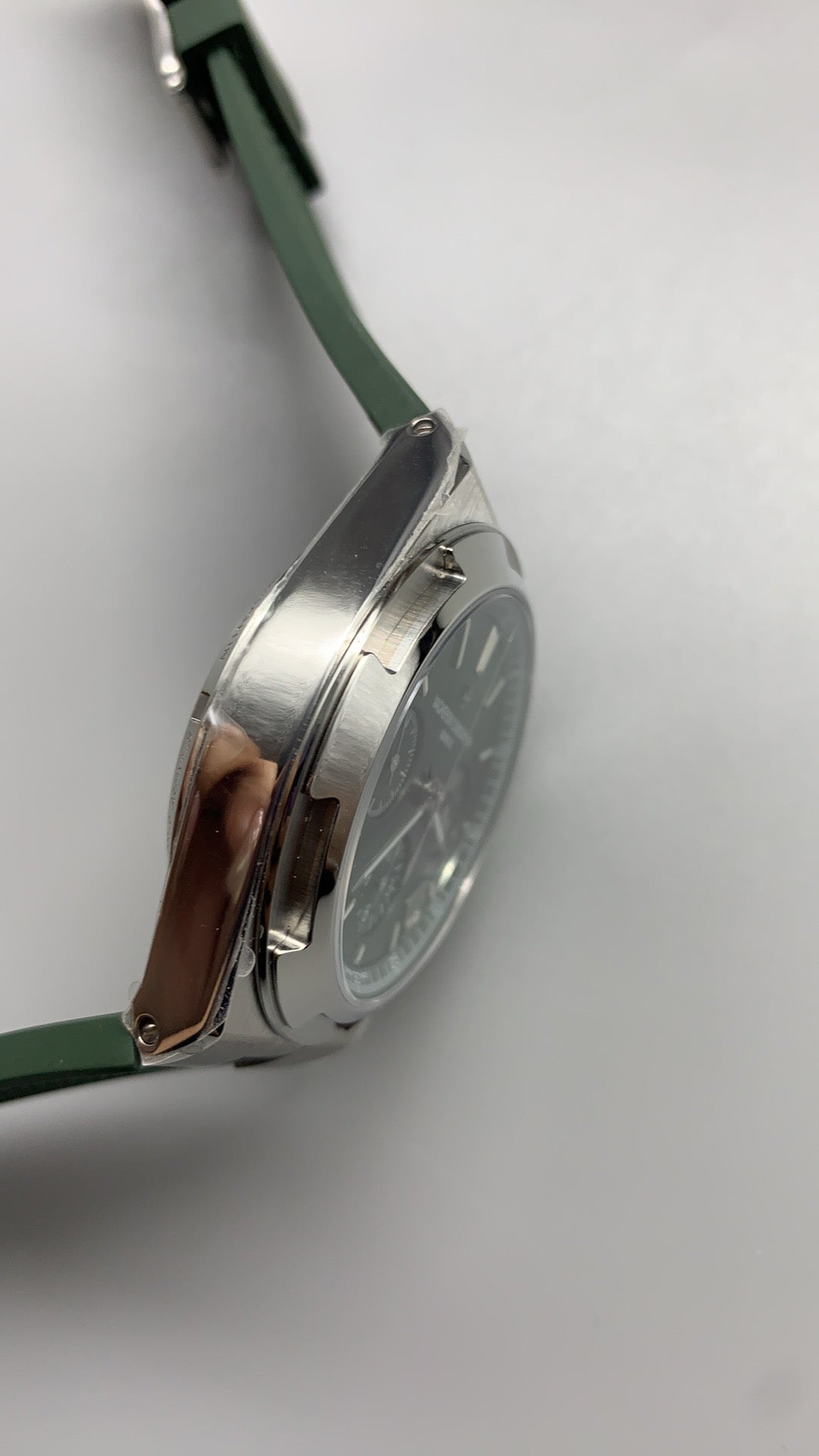 Vacheron Constantin Overseas Chronograph 5500V | 42.5MM | ตัวเรือนสแตนเลสสตีล | ฟังก์ชันจับเวลา | หน้าปัดสีเขียว | สายยางสีเขียว | กลไกอัตโนมัติ Cal.5200