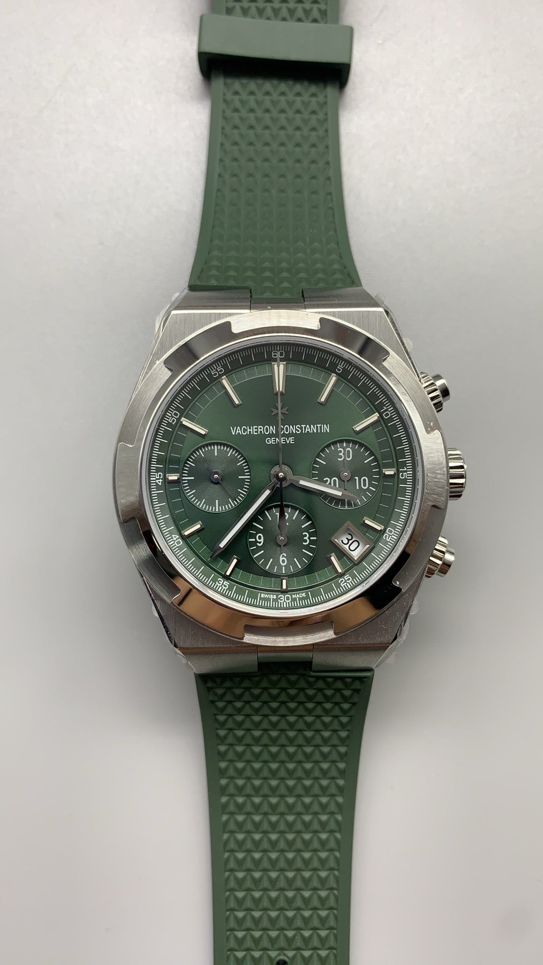 Vacheron Constantin Overseas Chronograph 5500V | 42.5MM | ตัวเรือนสแตนเลสสตีล | ฟังก์ชันจับเวลา | หน้าปัดสีเขียว | สายยางสีเขียว | กลไกอัตโนมัติ Cal.5200