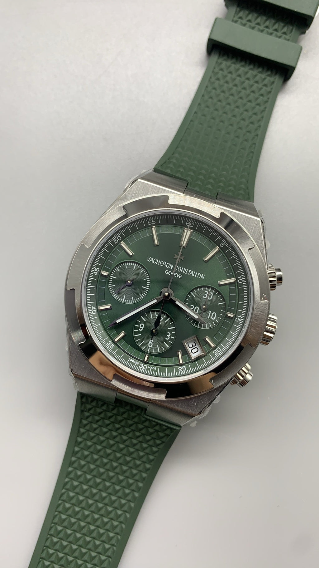 Vacheron Constantin Overseas Chronograph 5500V | 42.5MM | ตัวเรือนสแตนเลสสตีล | ฟังก์ชันจับเวลา | หน้าปัดสีเขียว | สายยางสีเขียว | กลไกอัตโนมัติ Cal.5200