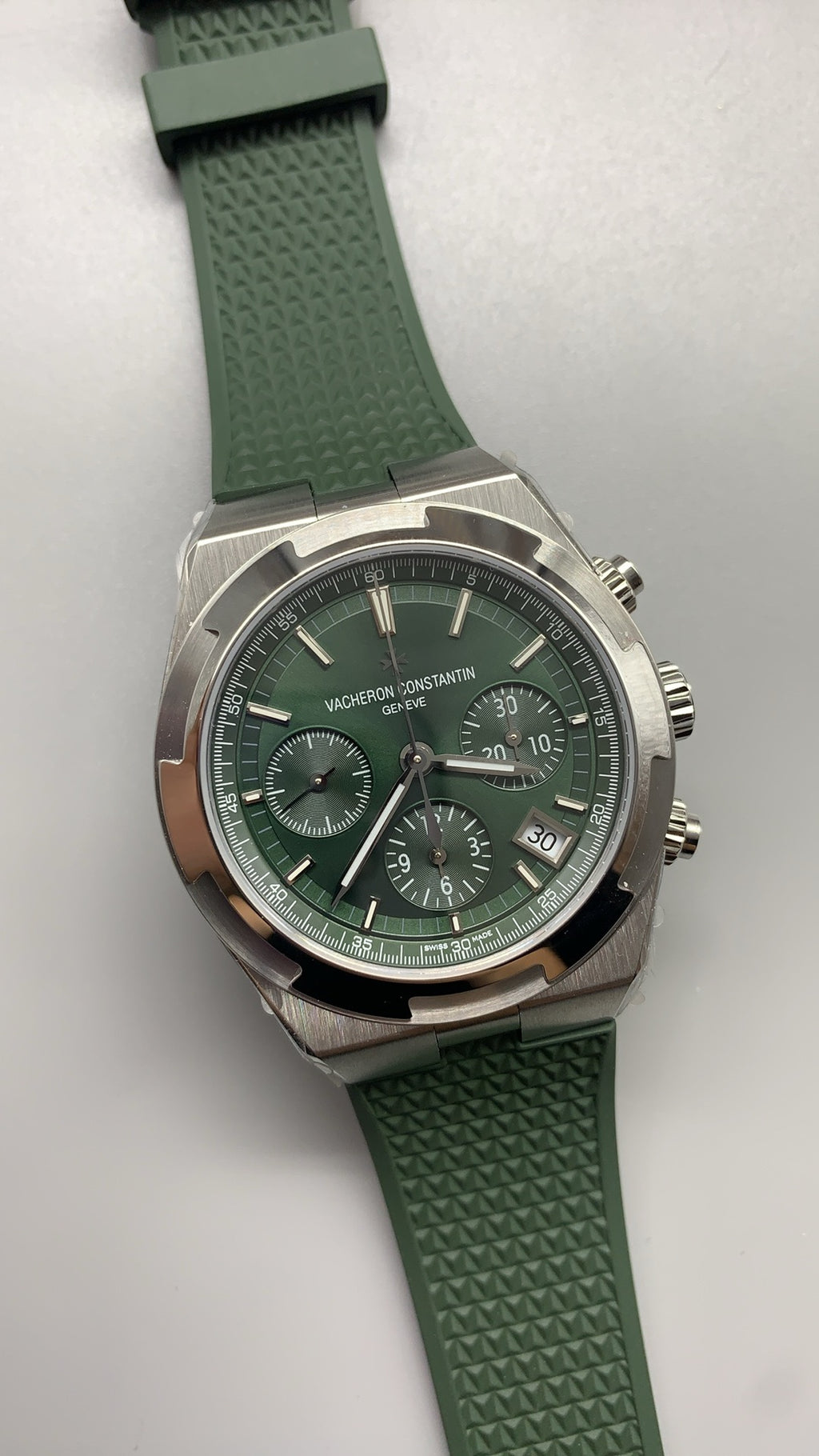 Vacheron Constantin Overseas Chronograph 5500V | 42.5MM | ตัวเรือนสแตนเลสสตีล | ฟังก์ชันจับเวลา | หน้าปัดสีเขียว | สายยางสีเขียว | กลไกอัตโนมัติ Cal.5200