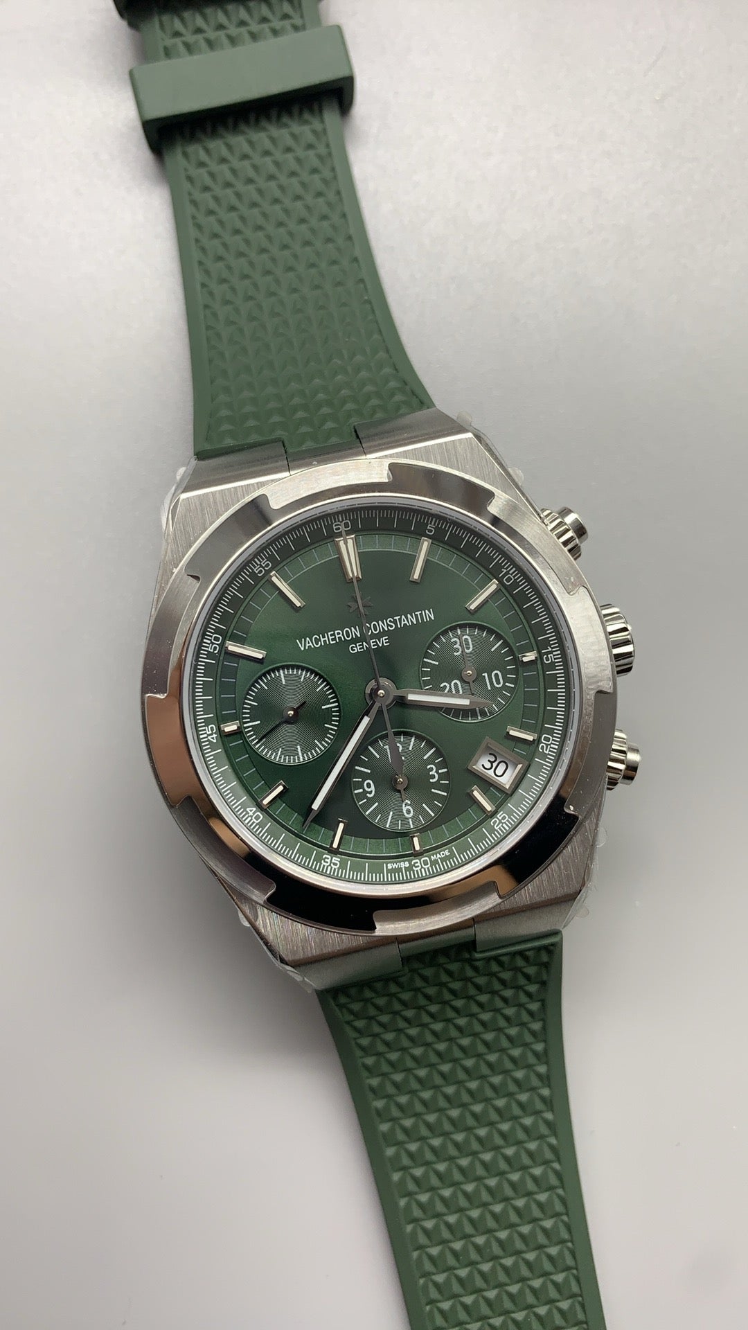 Vacheron Constantin Overseas Chronograph 5500V | 42.5MM | ตัวเรือนสแตนเลสสตีล | ฟังก์ชันจับเวลา | หน้าปัดสีเขียว | สายยางสีเขียว | กลไกอัตโนมัติ Cal.5200