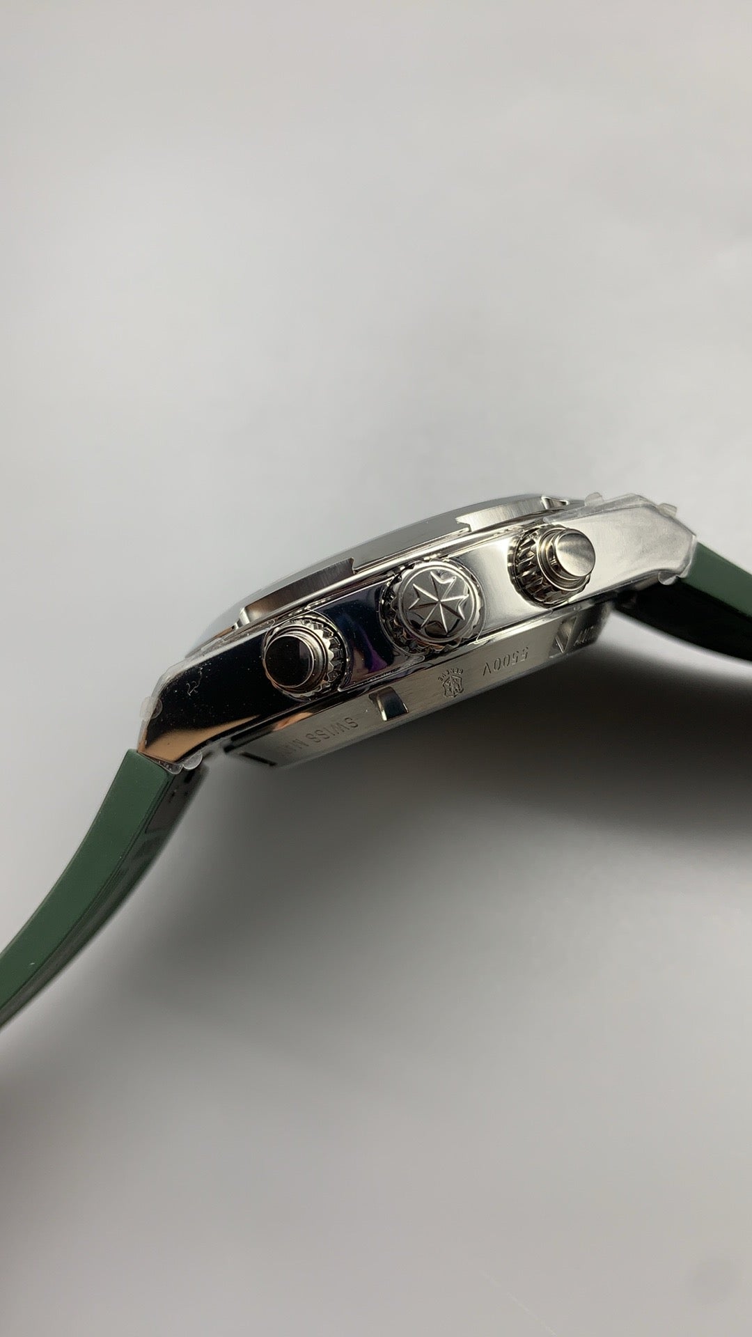 Vacheron Constantin Overseas Chronograph 5500V | 42.5MM | ตัวเรือนสแตนเลสสตีล | ฟังก์ชันจับเวลา | หน้าปัดสีเขียว | สายยางสีเขียว | กลไกอัตโนมัติ Cal.5200