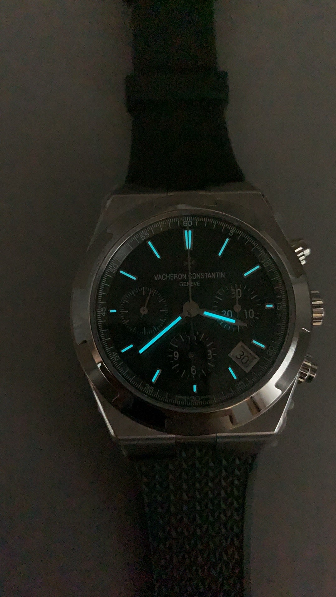 Vacheron Constantin Overseas Chronograph 5500V | 42.5MM | ตัวเรือนสแตนเลสสตีล | ฟังก์ชันจับเวลา | หน้าปัดสีเขียว | สายยางสีเขียว | กลไกอัตโนมัติ Cal.5200