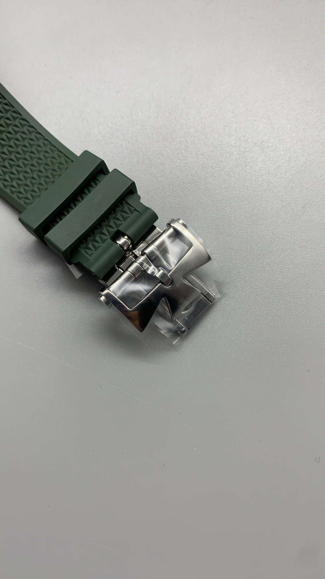 Vacheron Constantin Overseas Chronograph 5500V | 42.5MM | ตัวเรือนสแตนเลสสตีล | ฟังก์ชันจับเวลา | หน้าปัดสีเขียว | สายยางสีเขียว | กลไกอัตโนมัติ Cal.5200