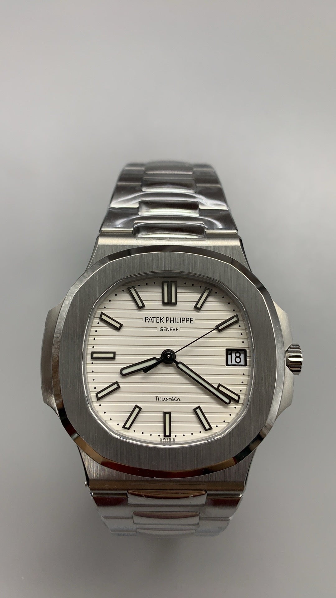 Patek Philippe Nautilus 5711 | 40MM | หน้าปัดสีขาวลายริ้ว | ตัวเรือนสแตนเลสสตีล | กลไกอัตโนมัติ Cal.324 S C