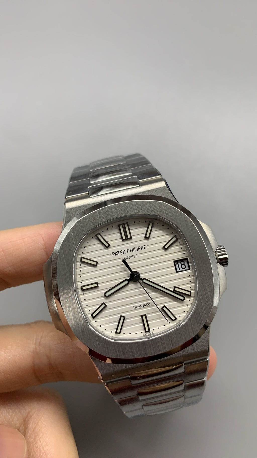 Patek Philippe Nautilus 5711 | 40MM | หน้าปัดสีขาวลายริ้ว | ตัวเรือนสแตนเลสสตีล | กลไกอัตโนมัติ Cal.324 S C